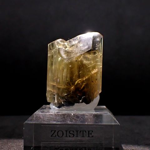 ゾイサイト原石 タンザニア産 アクリル台座付き 191.64ct(38.32g) / 16.5x25.2x35mm前後 [260632371]