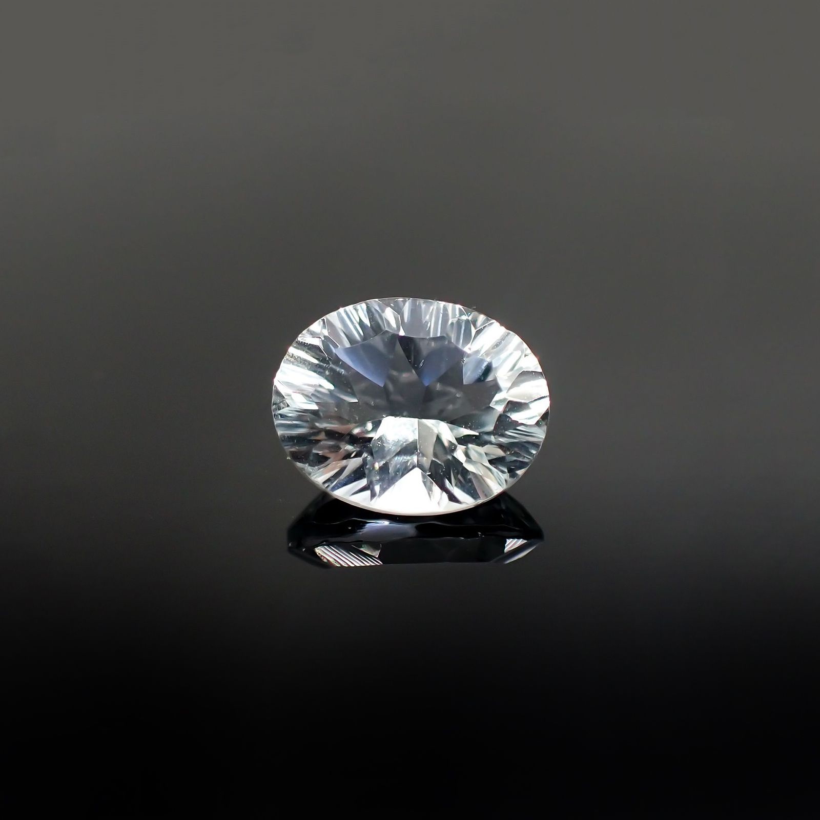 ◇コンケーブカット◇アクアマリン(宝石名アクアマリン) アフリカ産 識別済 2.34ct / 10.2x8.1mm前後 [211013553]