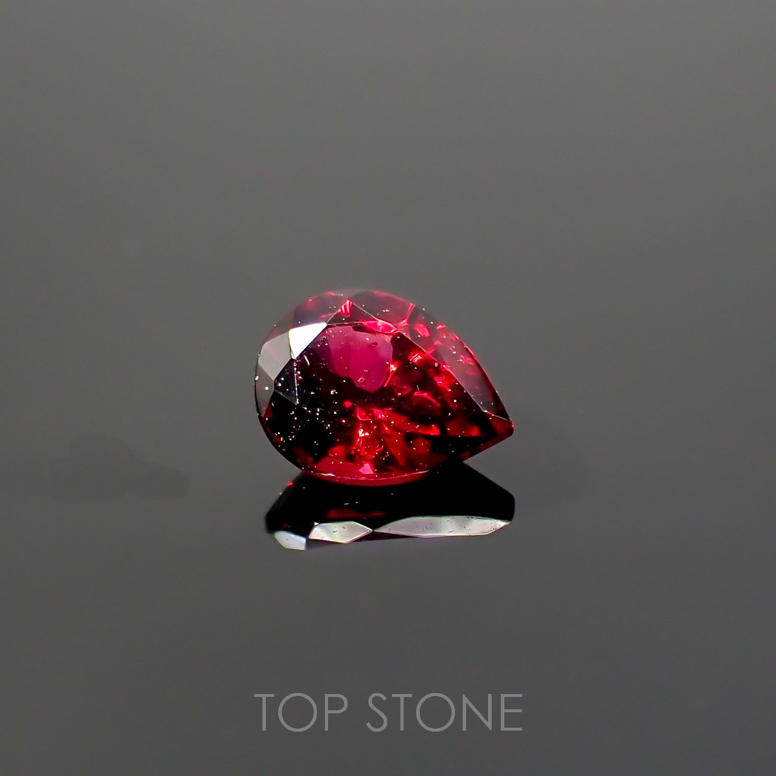 レッドスピネル(宝石名レッド・スピネル)タンザニア産 0.31ct 識別済[220716898]5x3.8mm前後