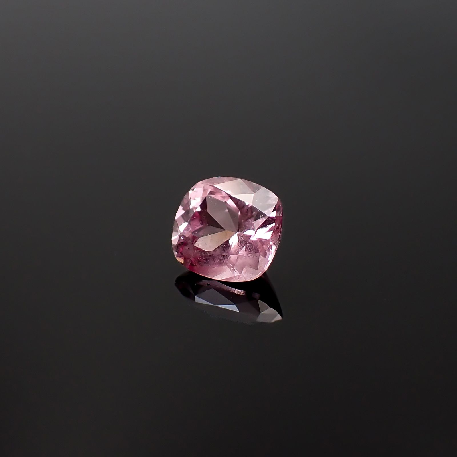 ドラゴンガーネット(宝石名パイロープ スペサルティン・ガーネット)タンザニア産 彩珠鑑付 1.514ct / 6.85x6.38mm前後 [260532236]