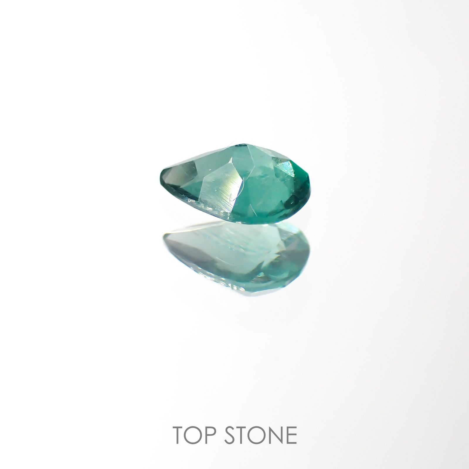 グリーンアパタイト(ノーブルモロキサイト)(宝石名アパタイト) マダガスカル産 0.26ct 識別済[211013538]5.2×3.9mm前後
