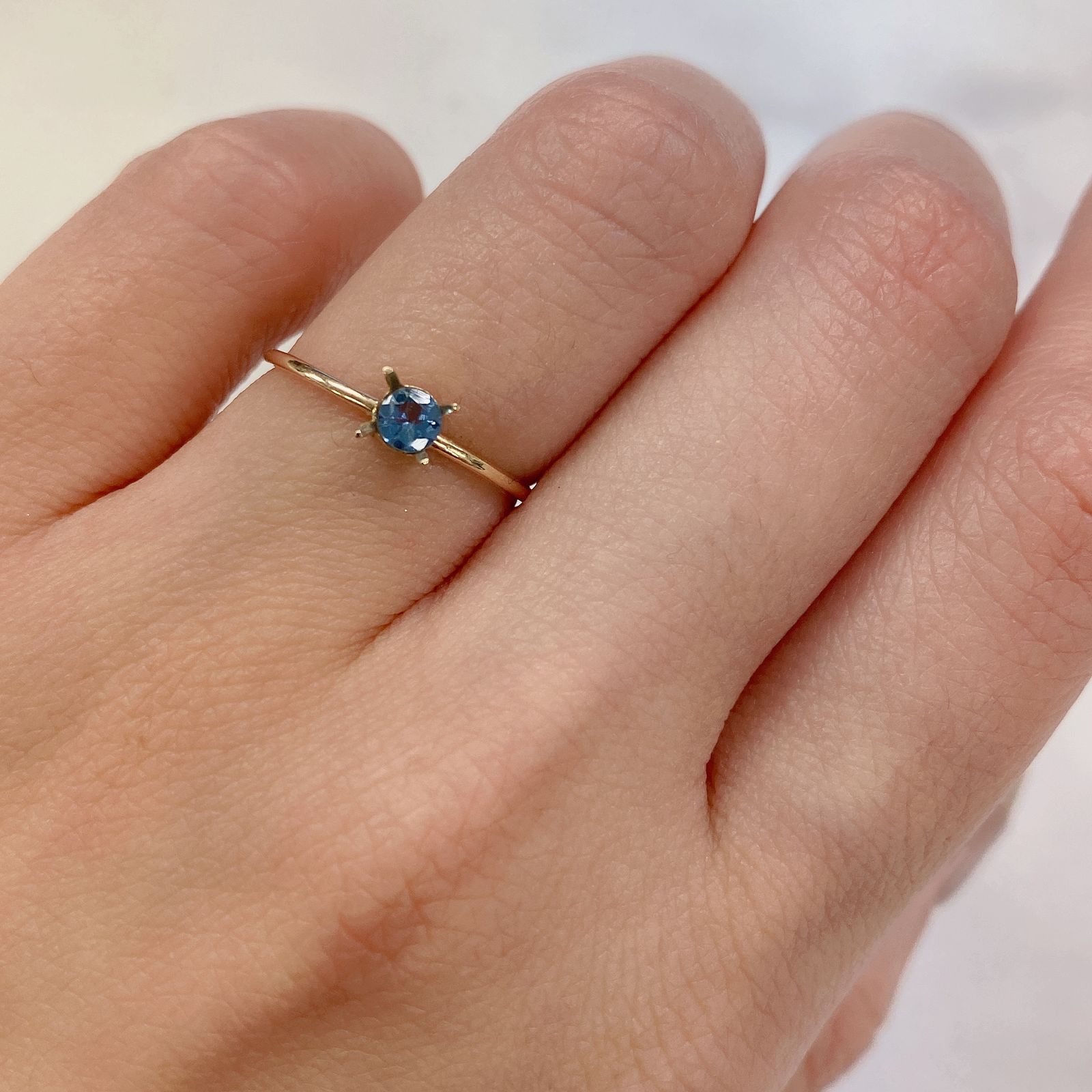 アクアマリン サンタマリアカラー(宝石名アクアマリン) モザンビーク産 0.12ct 識別済[20107047]3.4×3.4mm前後