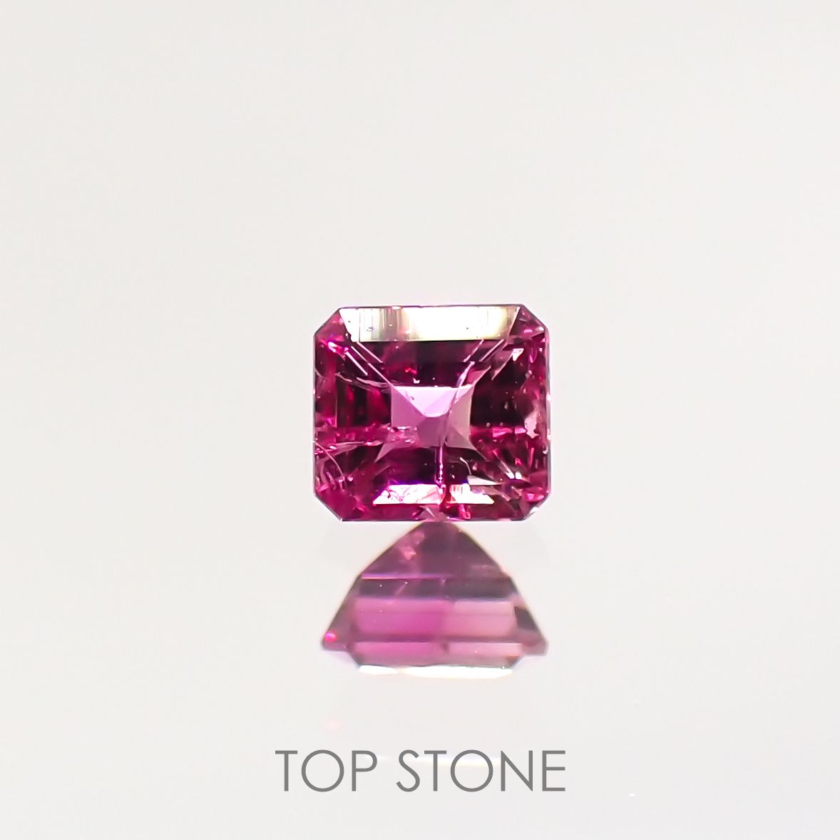 レッドベリル アメリカ・ユタ州産 ルース 0.147ct[210712048]3.2×2.9mm前後