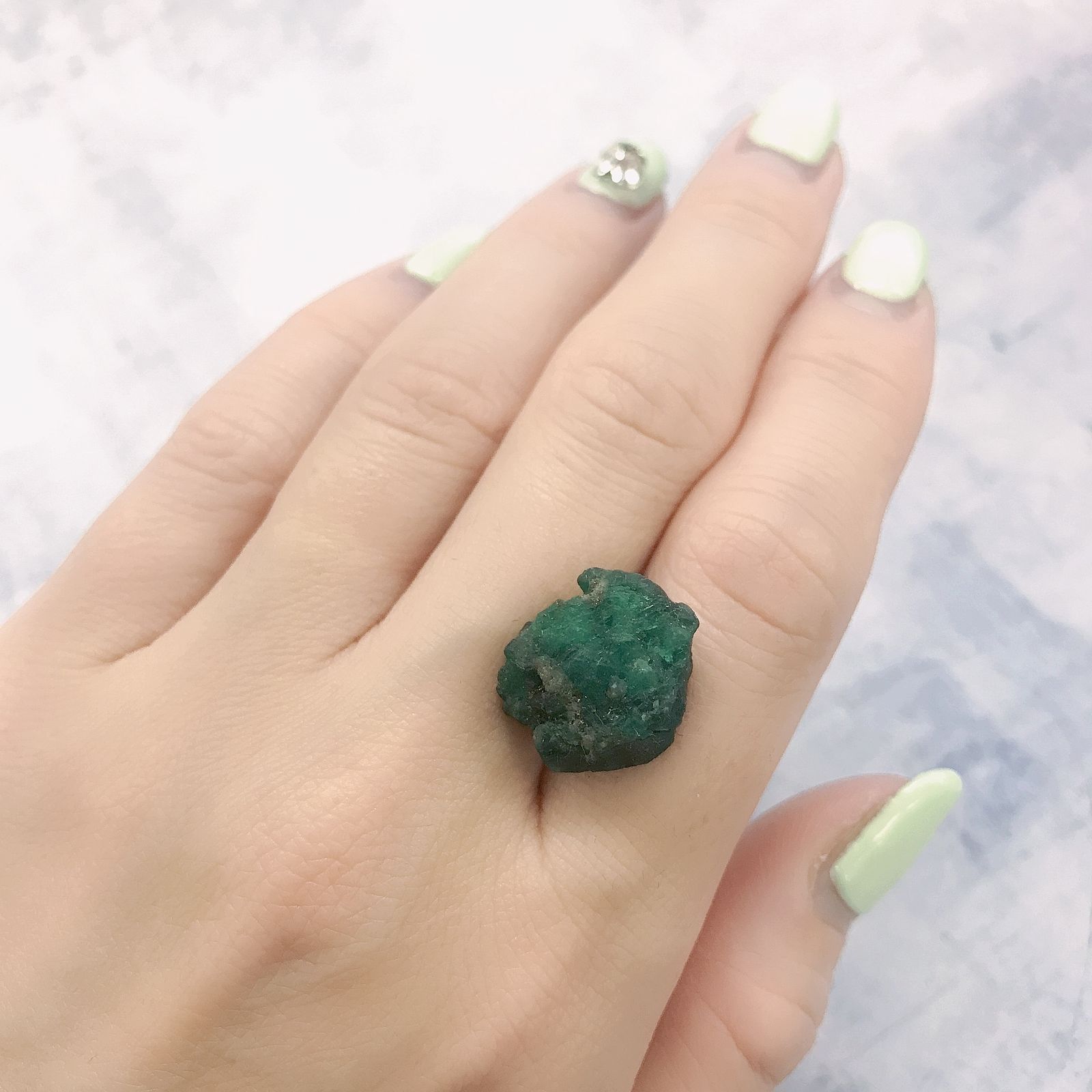 エメラルド原石 コロンビア産 13.01ct[220115507]16.7x16.3mm前後