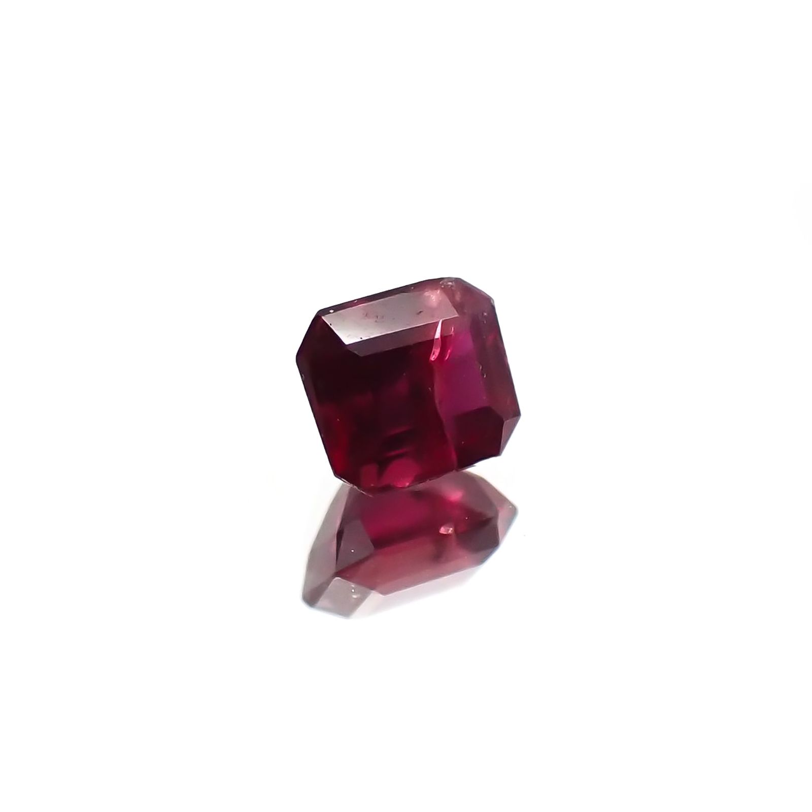 ルビー 非加熱(宝石名ルビー) マダガスカル産 識別済 0.27ct / 3.5x3.1mm前後 [210711714]