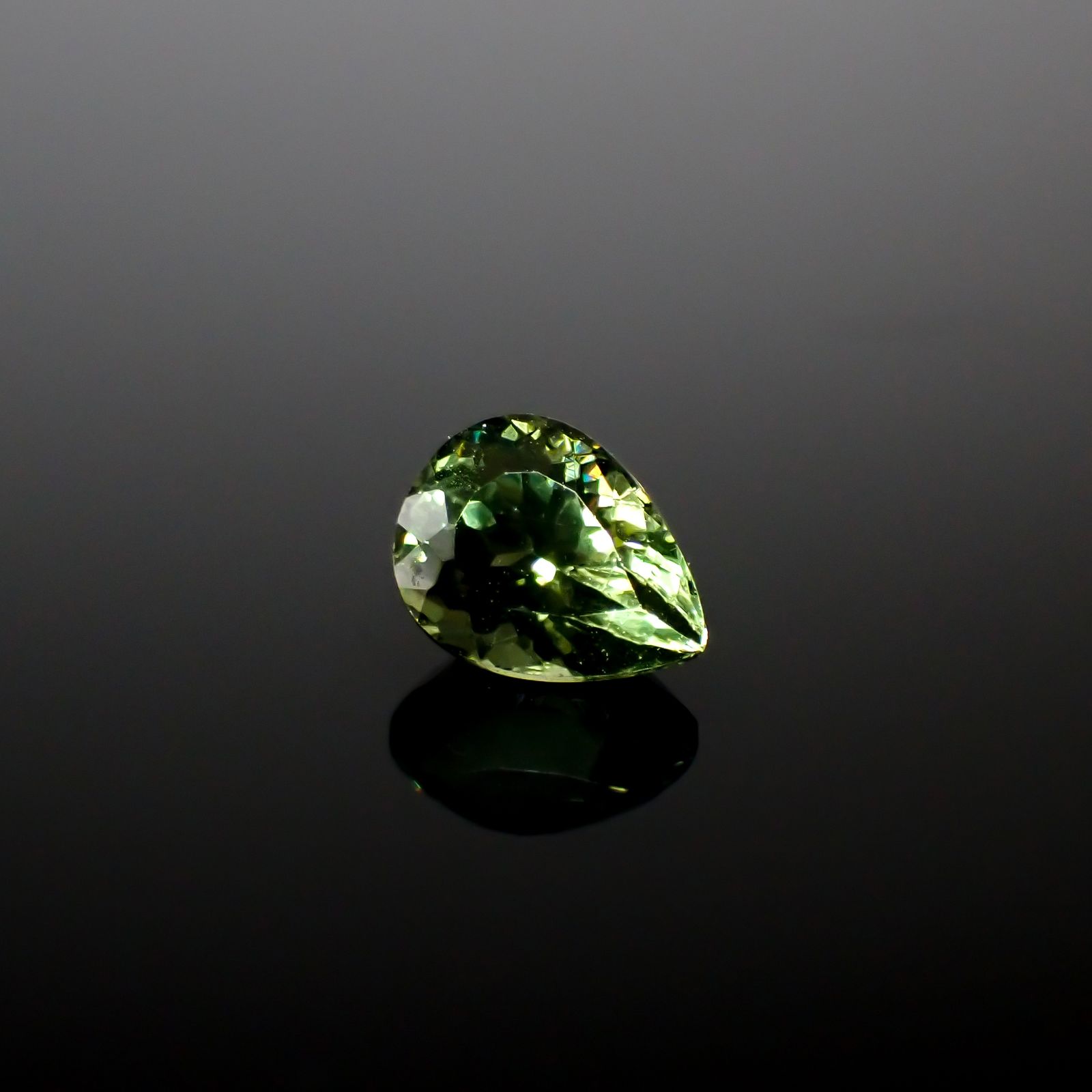 グリーンアパタイト マダガスカル産 1.24ct [241129486]7.3x5.6mm前後