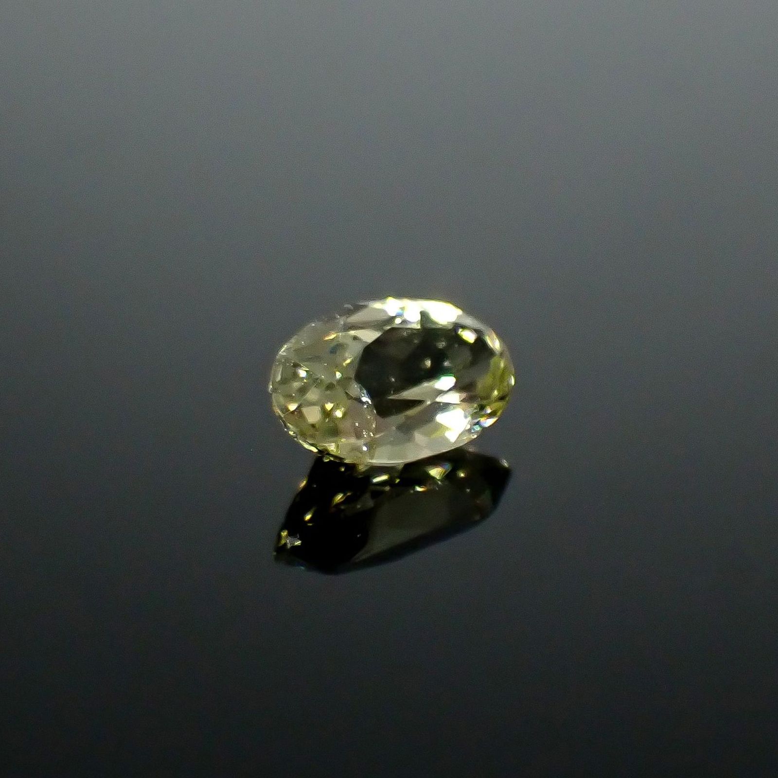 コーネルピン スリランカ産 0.51ct / 6.4x4mm前後 [251031236]