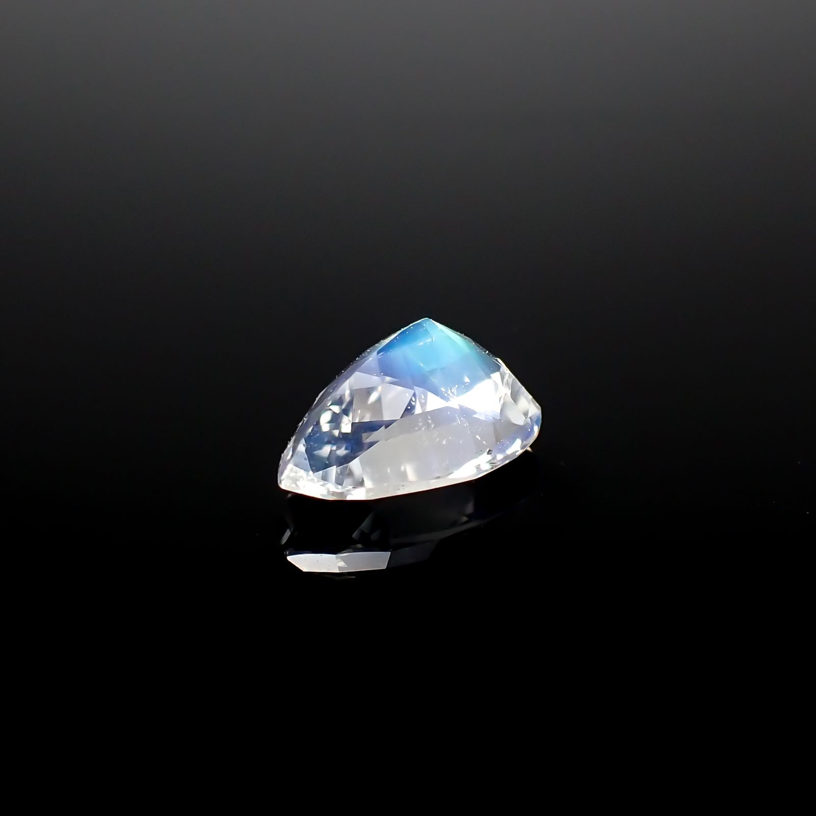 レインボームーンストーン(宝石名ラブラドライト)マダガスカル産 1.111ct ソ付(彩珠)[240326934]8.8x6mm前後