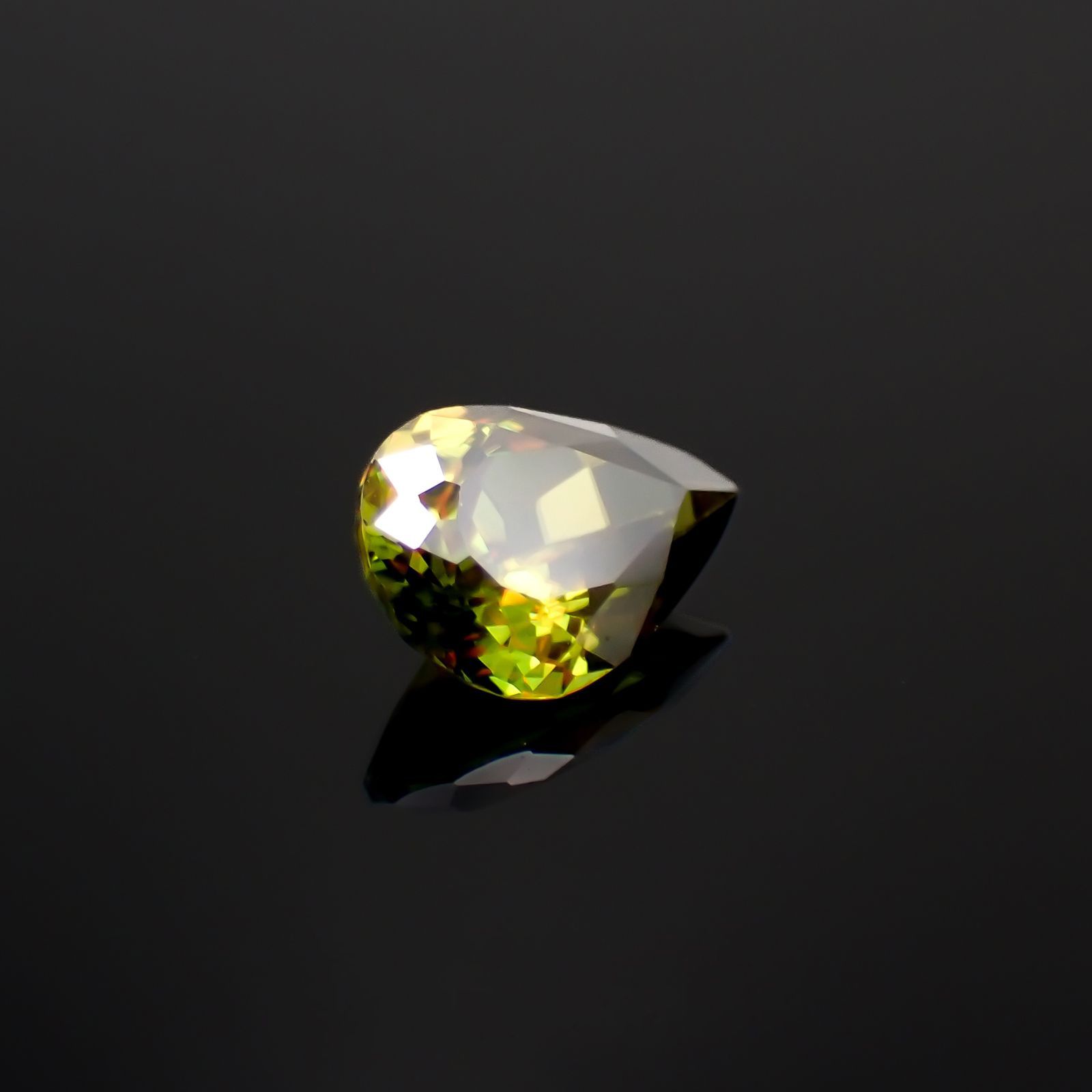 グリーンスフェーン カラーチェンジスフェーン パキスタン産 0.83ct[221119186]6.3x5