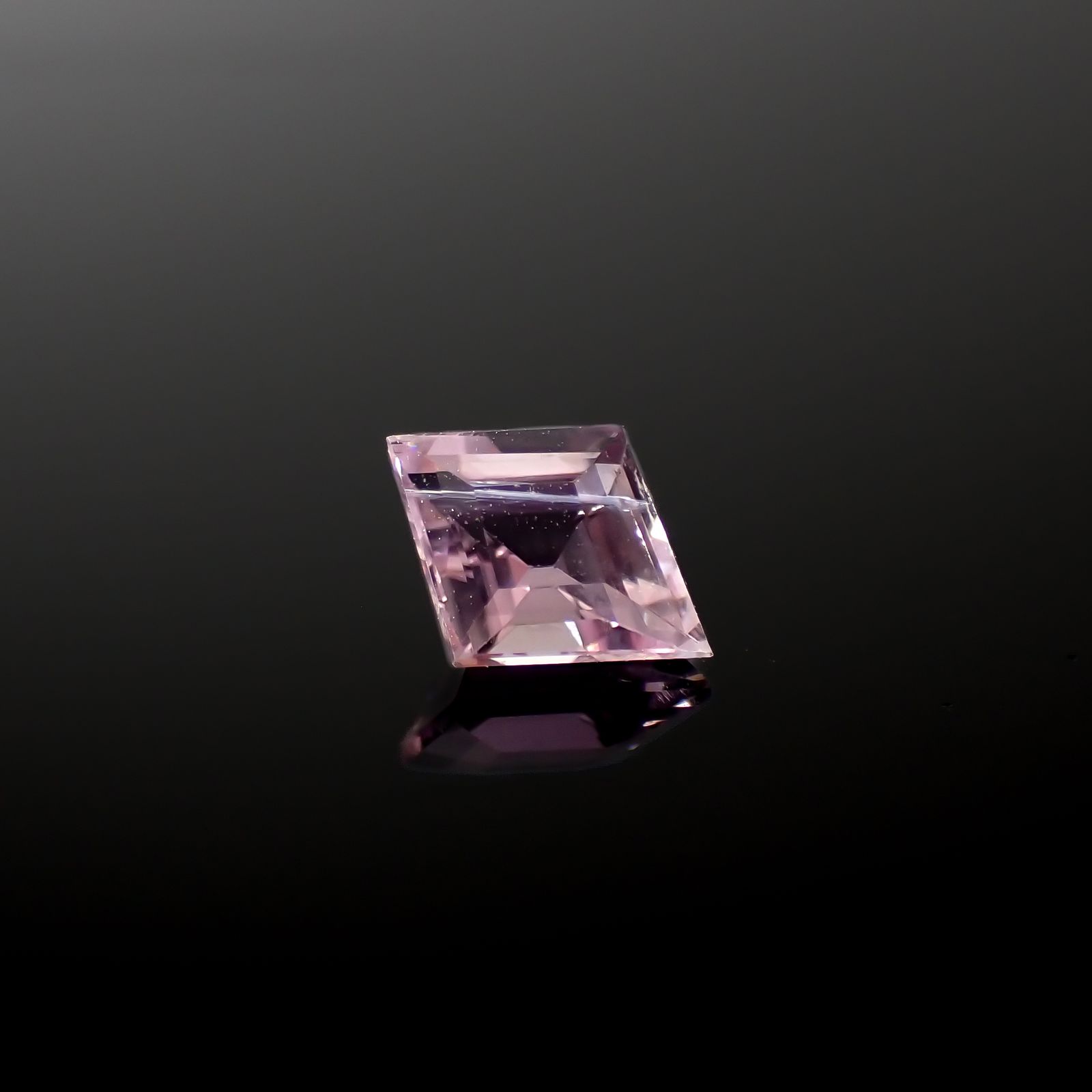 ◇カスタムカット◇カラーシフト ピンクダイアスポア アフガニスタン産 0.74ct[240326992]7.7x5.9mm前後