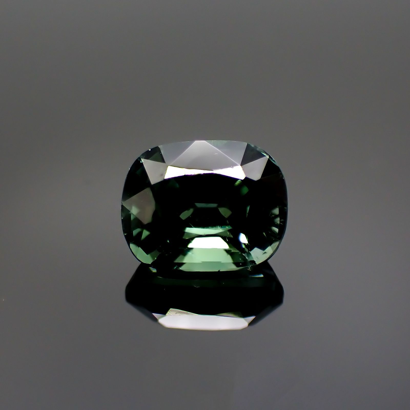 ブルーグリーントルマリン(宝石名グリーン・トルマリン) アフガニスタン産 1.268ct ソ付(彩珠)[211013583]7×5.6mm前後