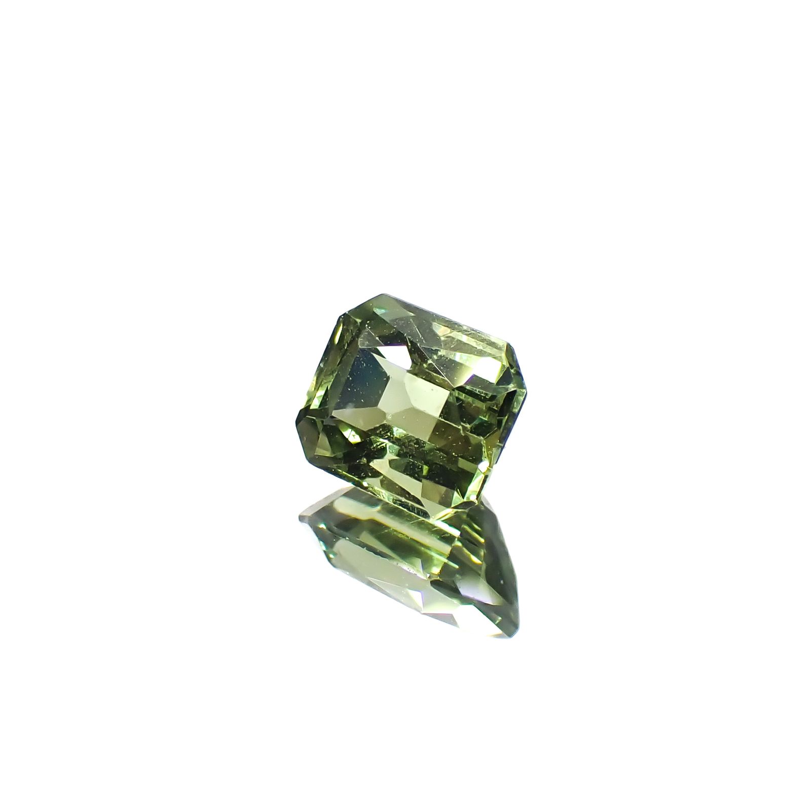 グリーンアパタイト マダガスカル産 0.75ct [241129483]5.6x4.5mm前後
