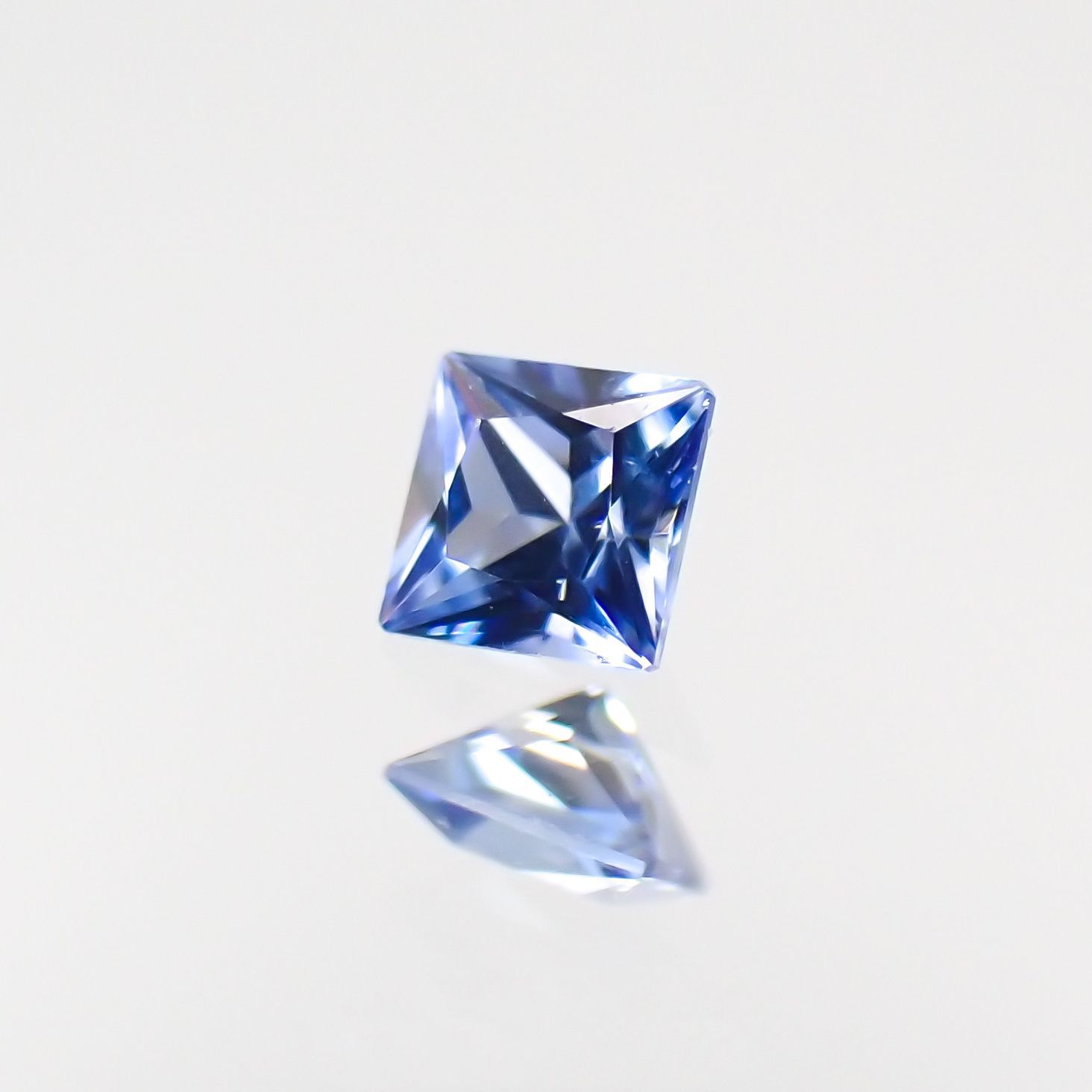 ◇プリンセスカット◇ベニトアイト アメリカ・カリフォルニア州産 0.040ct[221118979]1.9x1.9mm前後