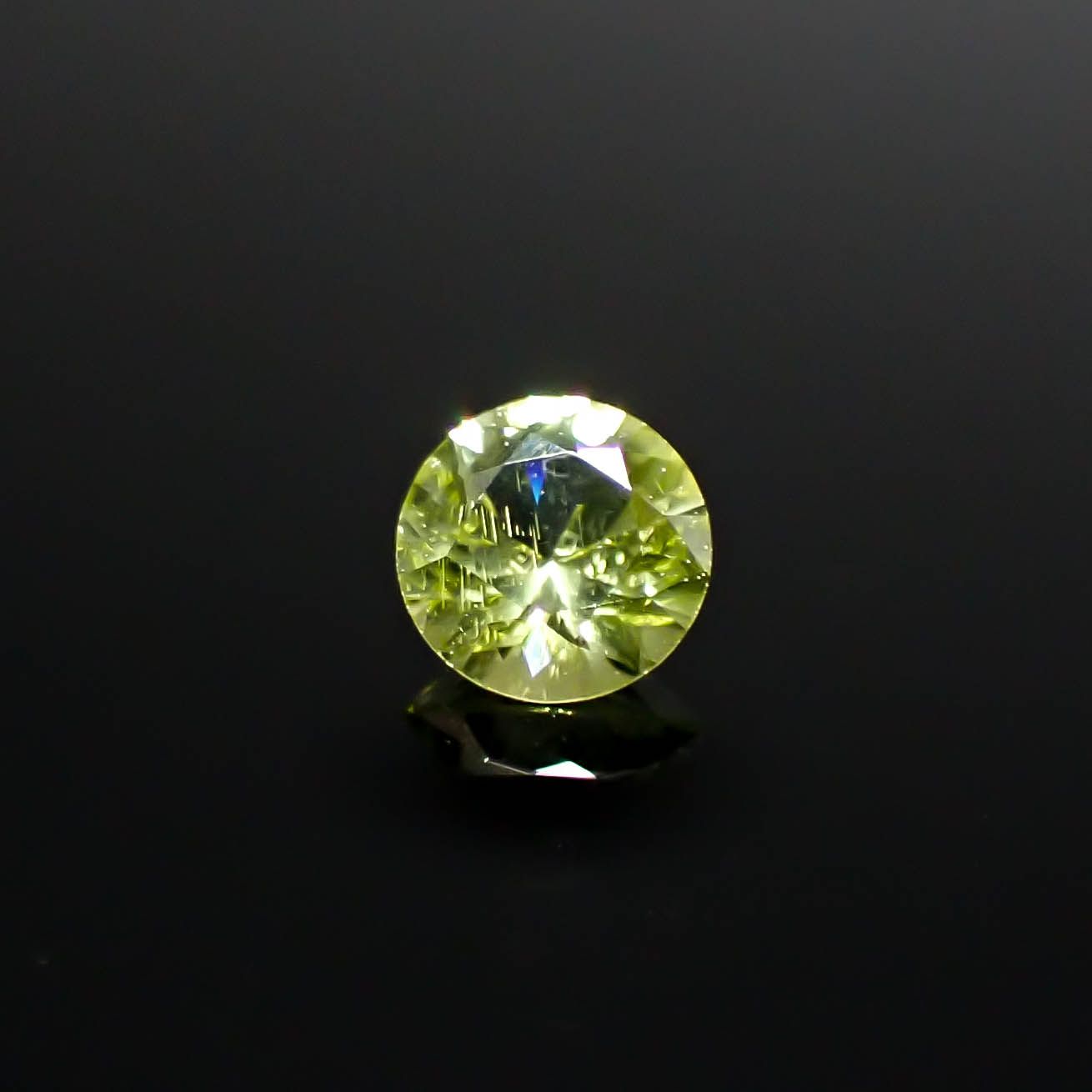 パラサイティックペリドット 採取地：インドネシア・ジェパラ 0.16ct [250730750]3.5x3.5mm前後