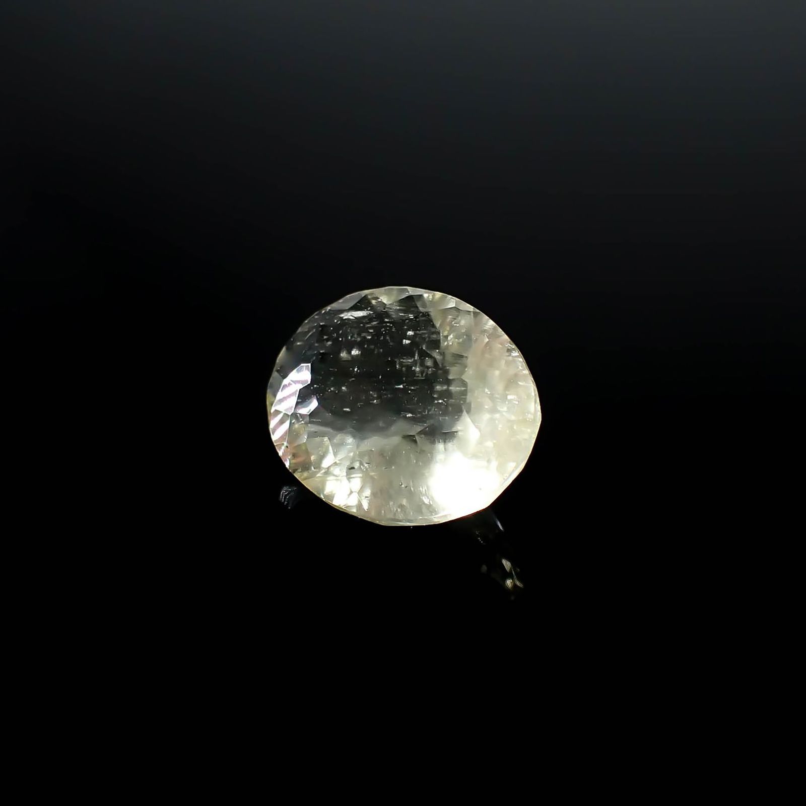 リビアングラス 発見地：エジプト・リビア砂漠 8.27ct / 16.5x12.9mm前後 [251131302]