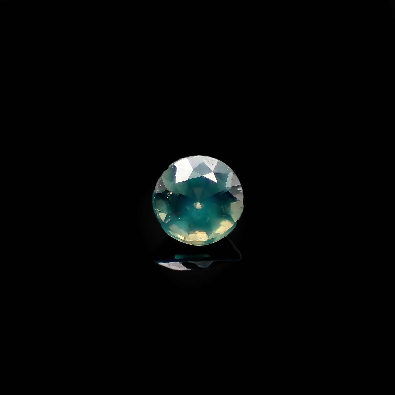 シルキーアレキサンドライト ブラジル産/EmeraldMains社製 0.038ct[240527611]2x2mm前後