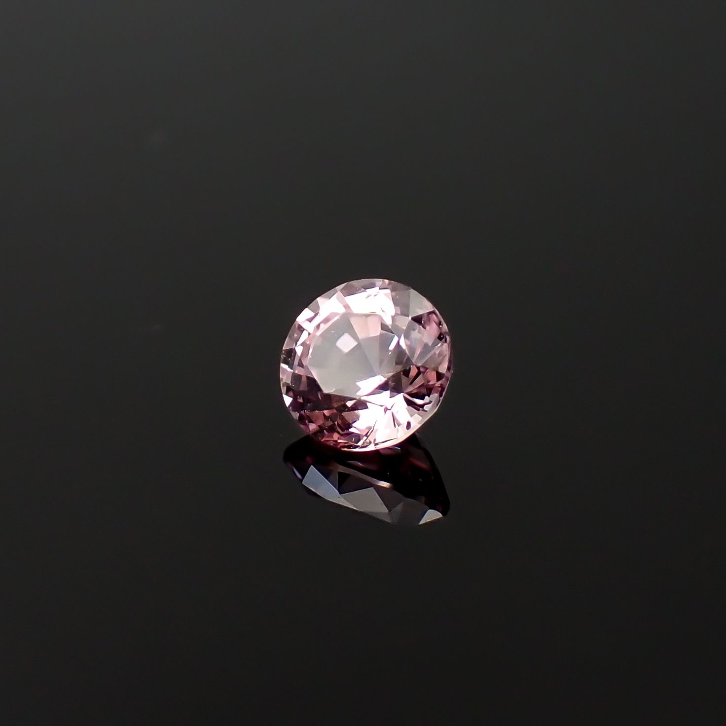 ドラゴンガーネット タンザニア産 0.60ct / 5x5mm前後 [260532242]