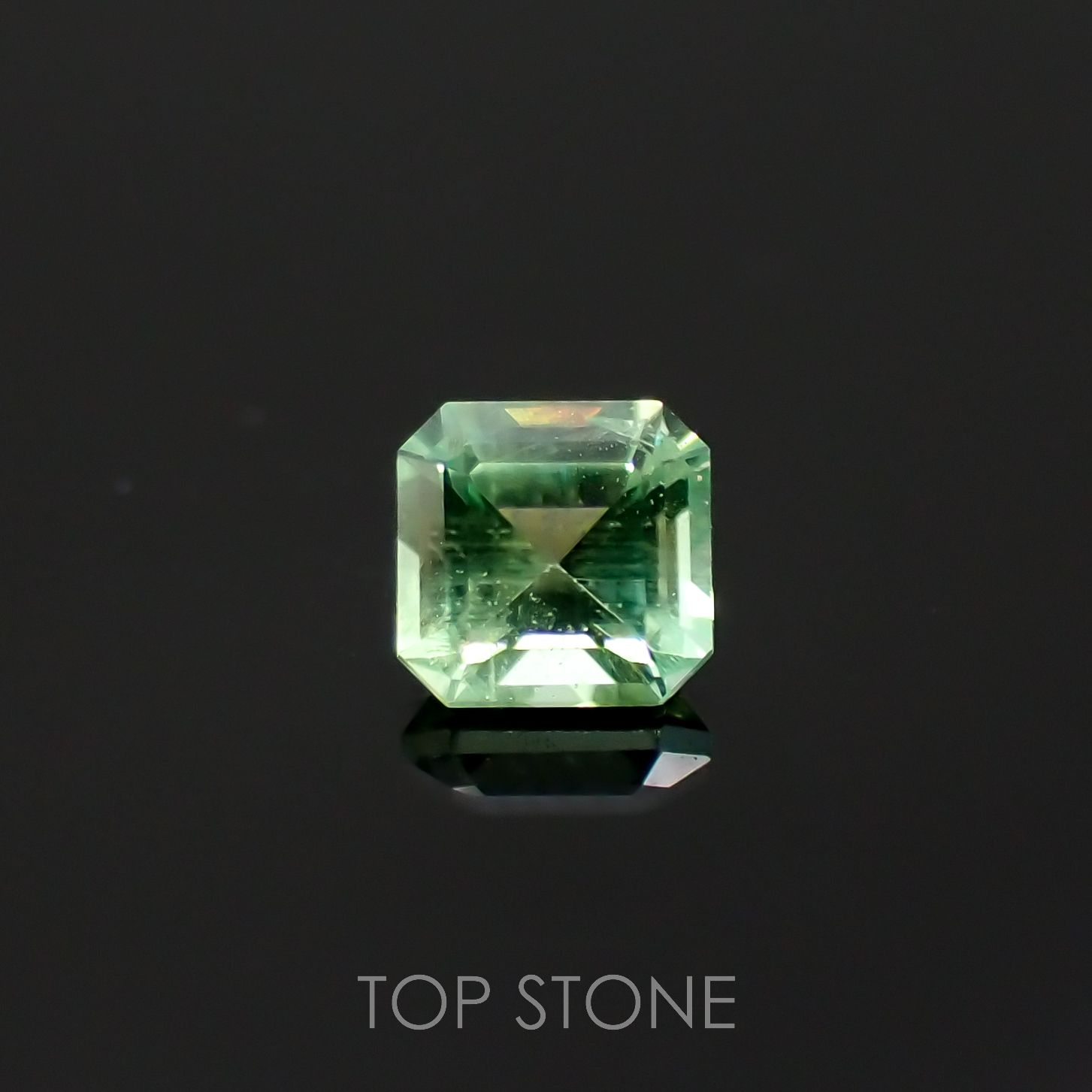 バナジウムコーネルピン(宝石名コーネルピン)タンザニア・タンガ州産 0.18ct 識別済[220716765]3.2x3.1mm前後