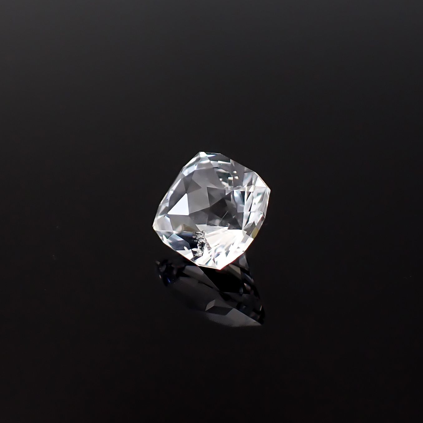◇カスタムカット◇日本水晶 宮崎県上八重産 1.75ct / 7.2x7.1mm前後 [260632420]