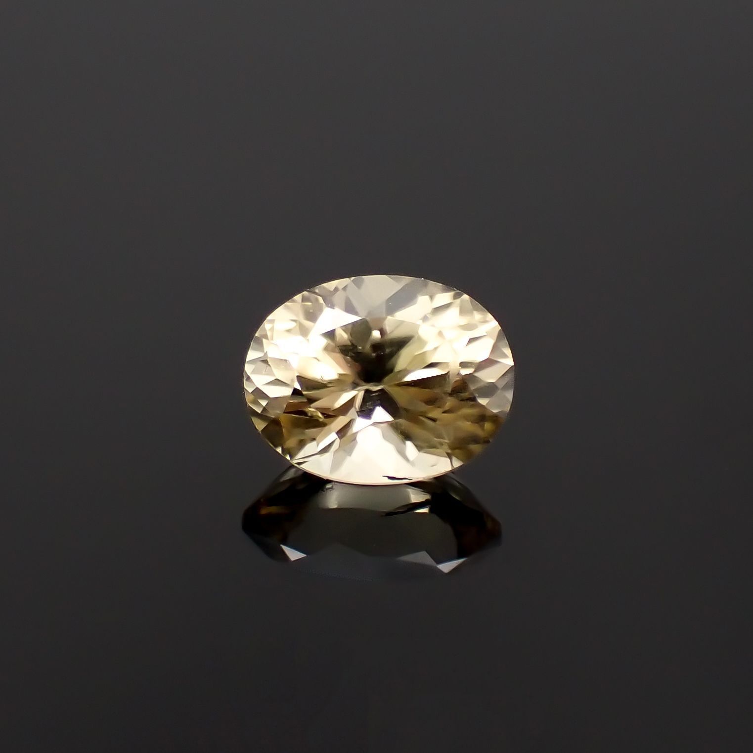 シンハライト(宝石名シンハライト)スリランカ産 識別済 1.69ct / 7.9x6.2mm前後 [260419703]