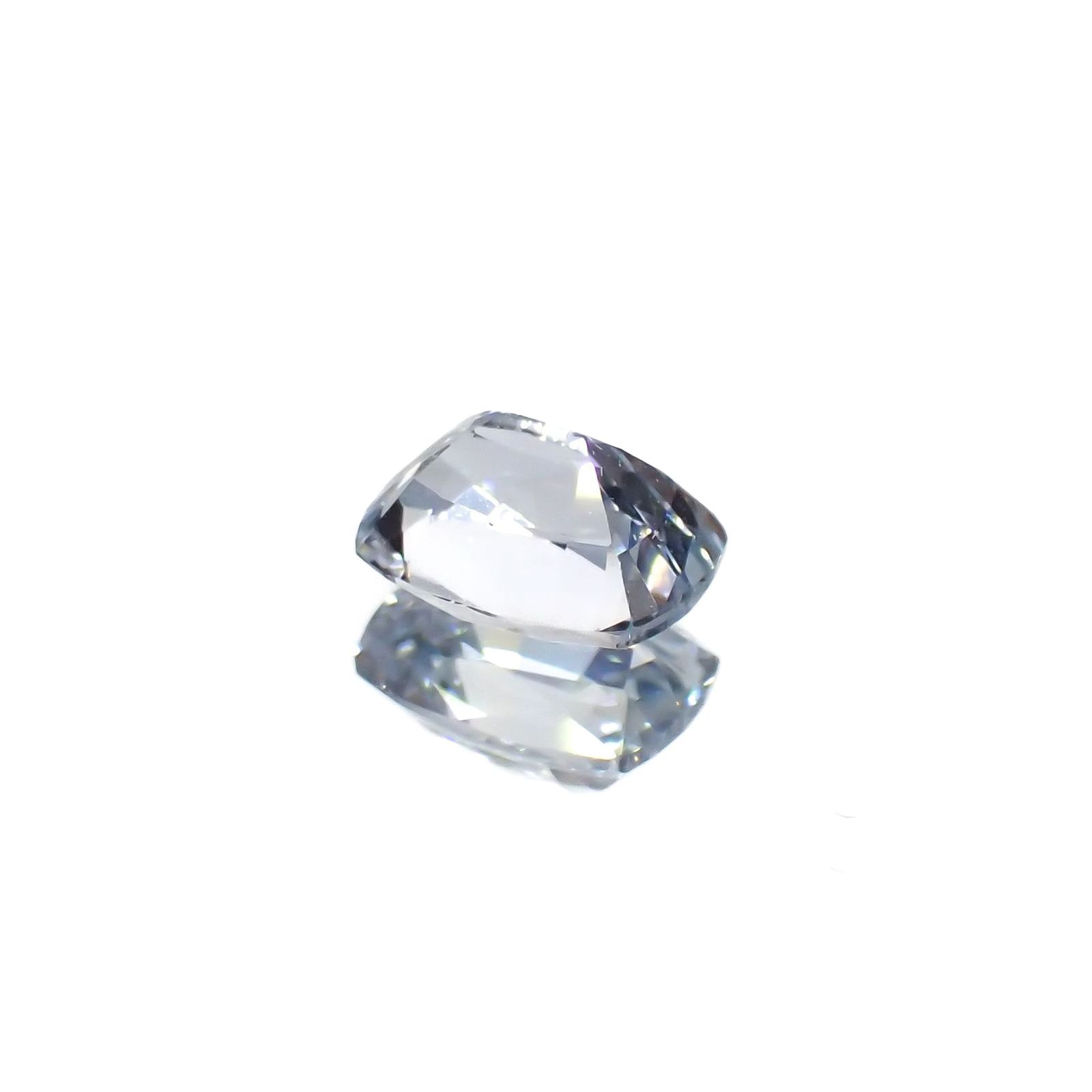 アイスブルーサファイア(宝石名サファイア)スリランカ/マダガスカル産 識別済 0.68ct / 5.7x4.3mm前後 [220817456]