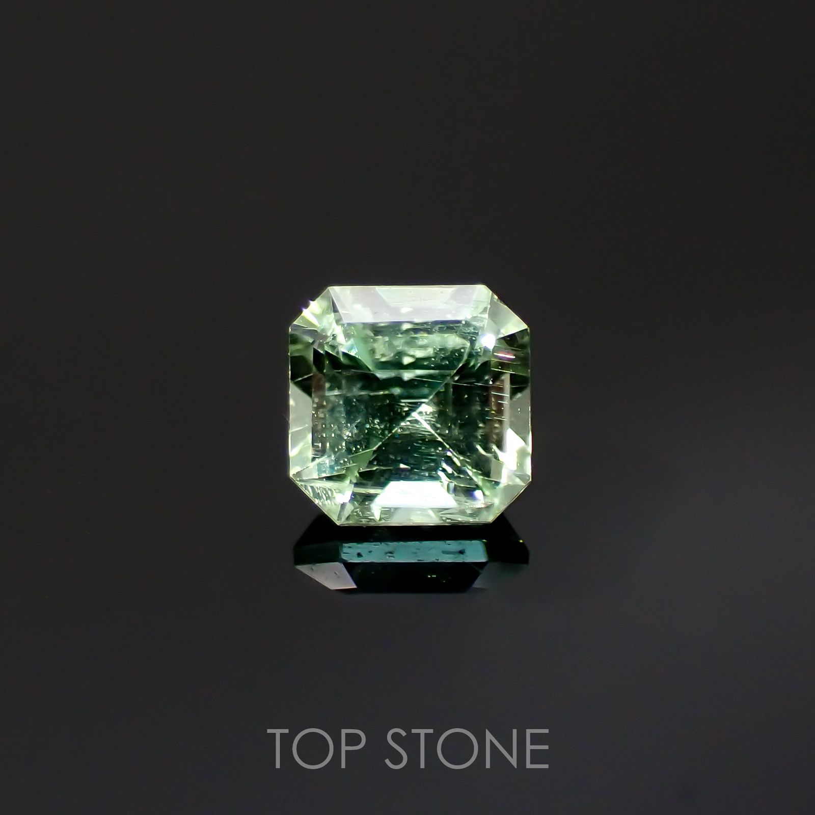 バナジウムコーネルピン(宝石名コーネルピン)タンザニア・タンガ州産 0.24ct 識別済[220115618]3.3x3.3mm前後
