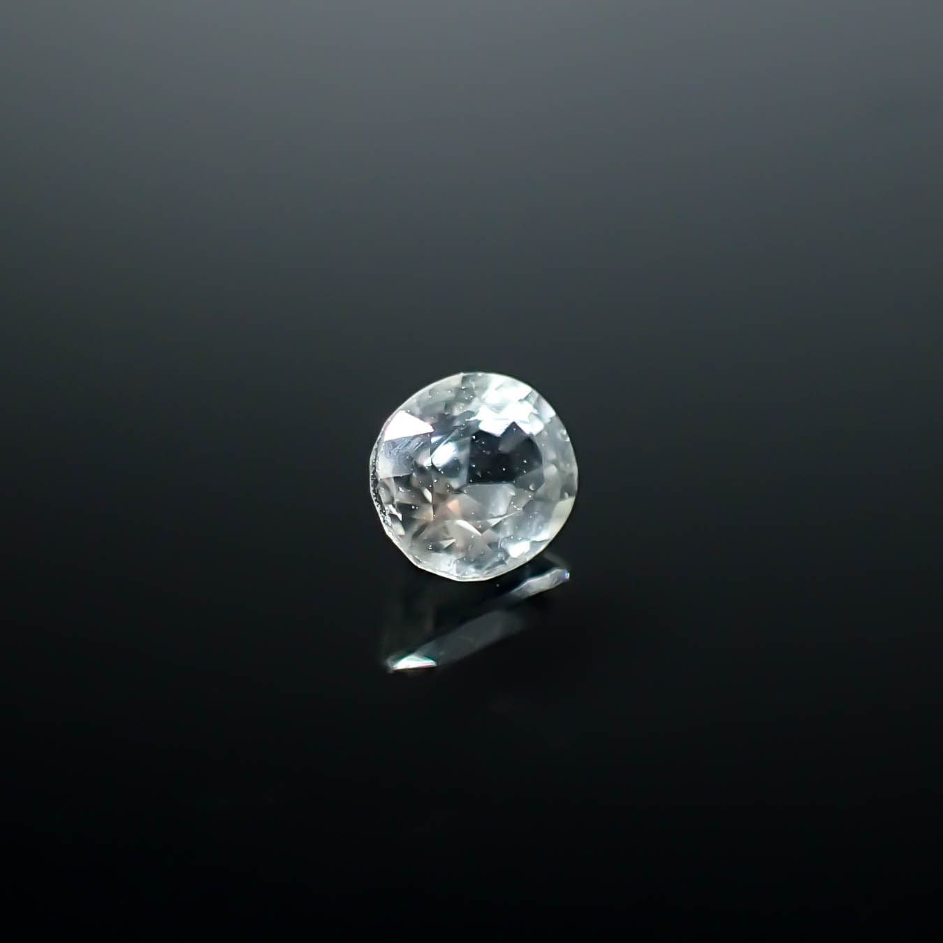 フォルステライト(宝石名フォルステライト)ビルマ産 0.22ct 識別済[250730783]3.9x3.4mm前後