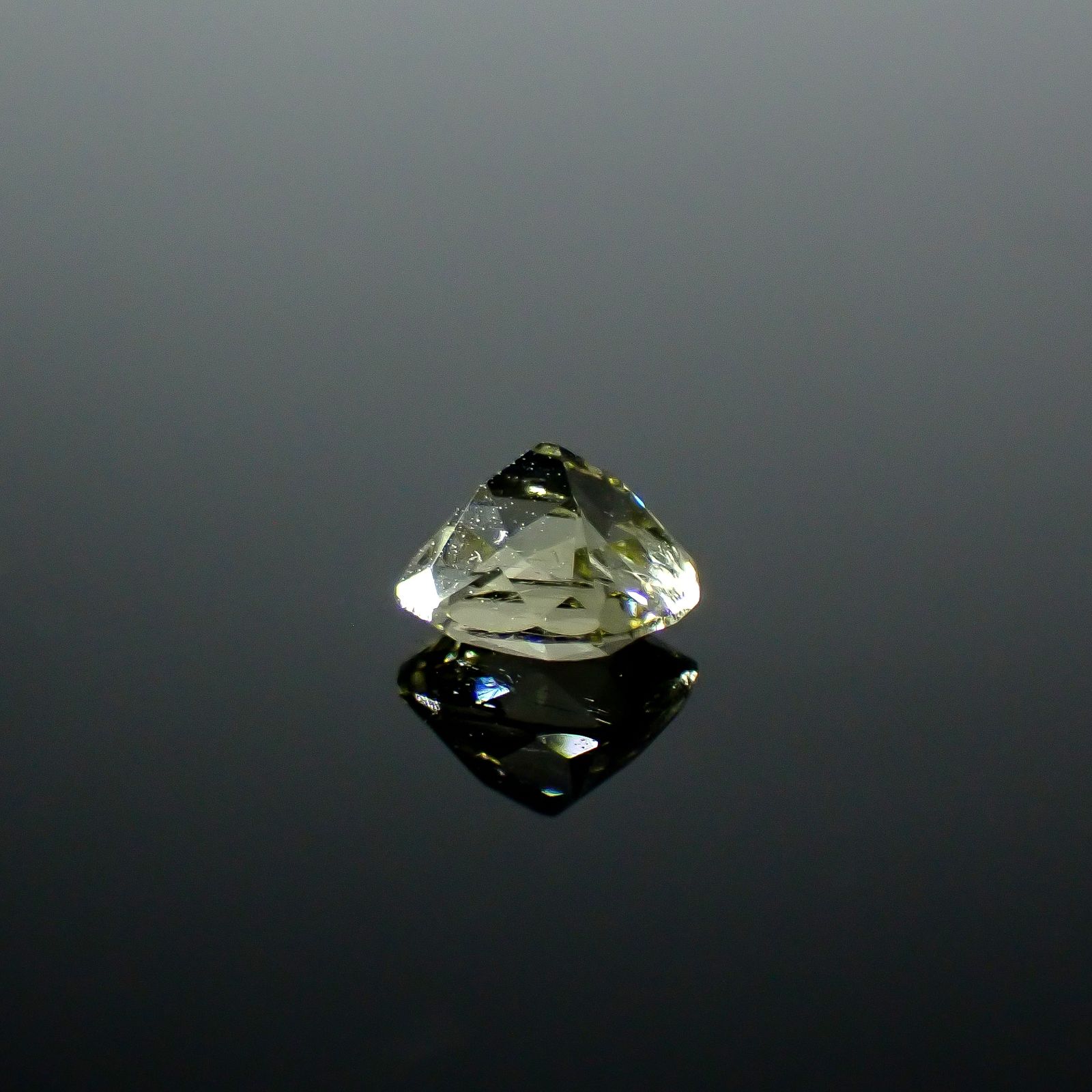 コーネルピン スリランカ産 0.74ct / 5.6x5.1mm前後 [251031235]