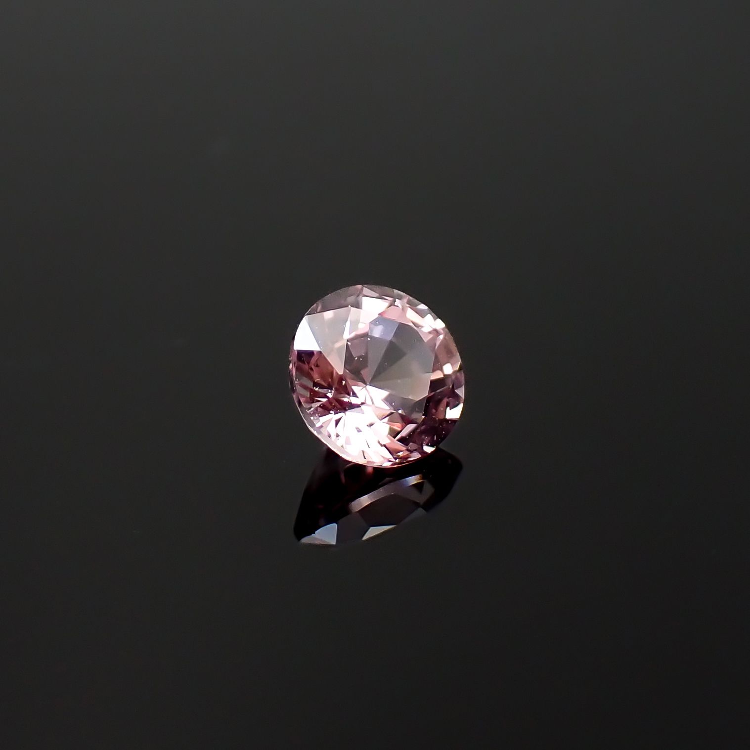 ドラゴンガーネット タンザニア産 0.60ct / 5x5mm前後 [260532242]