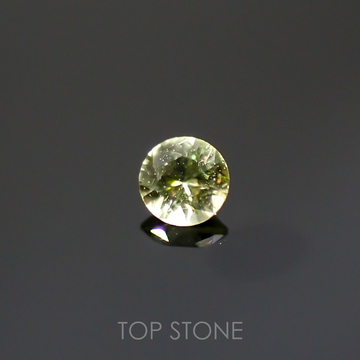 パラサイティックペリドット(宝石名ペリドット)採取地：ロシア 0.030ct 識別済[220616238]2x2mm前後