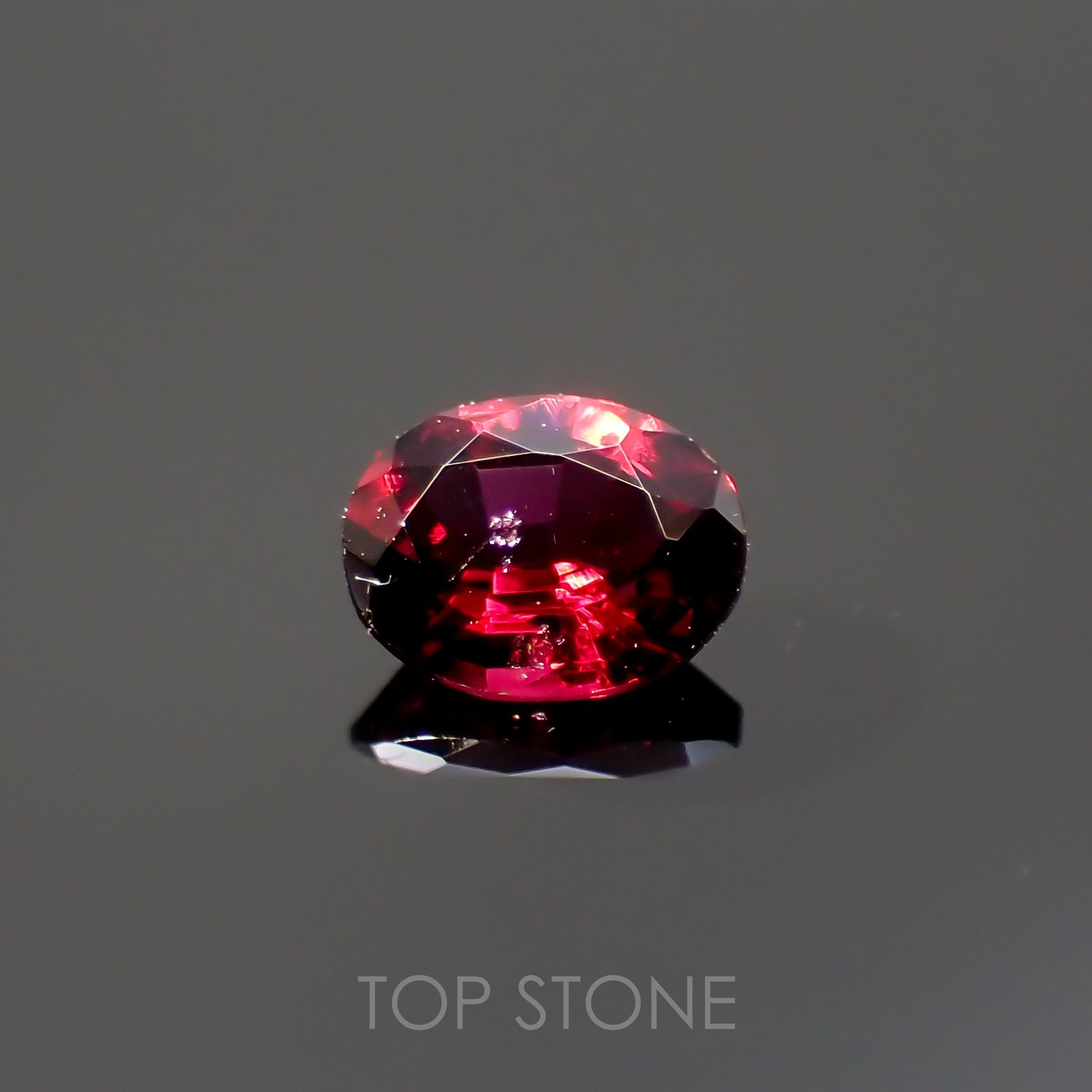 レッドスピネル(宝石名レッド・スピネル)タンザニア産 0.17ct 識別済[220114319]3.9x3mm前後