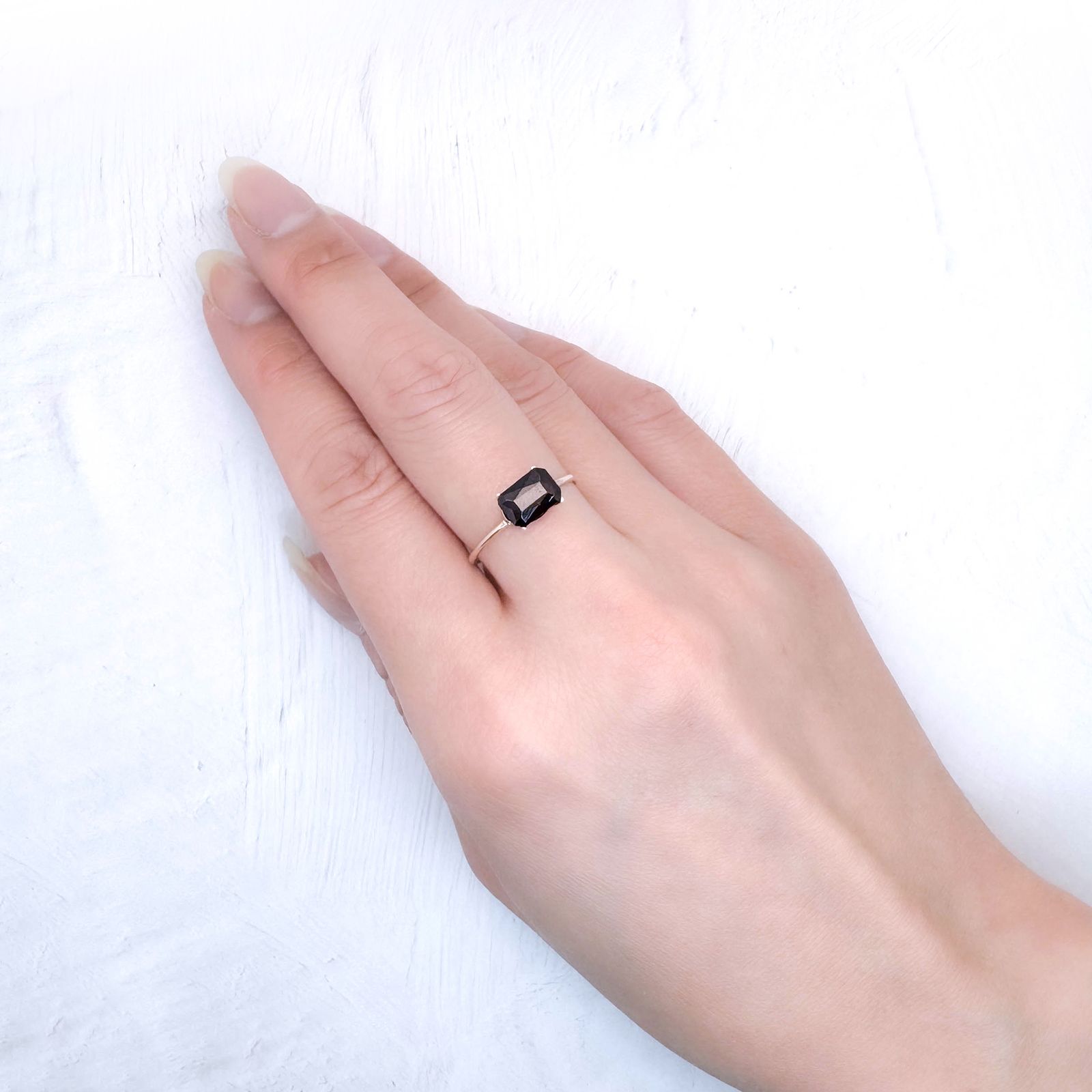 マンガノコロンバイト(宝石名マンガノコロンバイト)ブラジル産 ソ付(日独) 3.193ct / 7.65x5.41mm前後 [251231477]