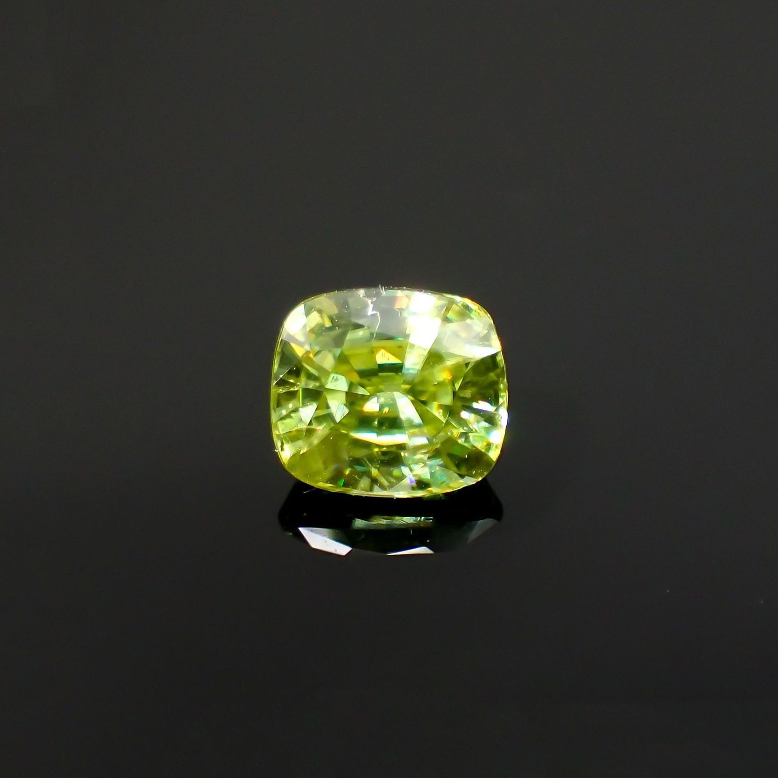 スフェーン(宝石名スフェーン) マダガスカル産 ソ付(彩珠) 0.831ct / 5.7x5mm前後 [210712008]