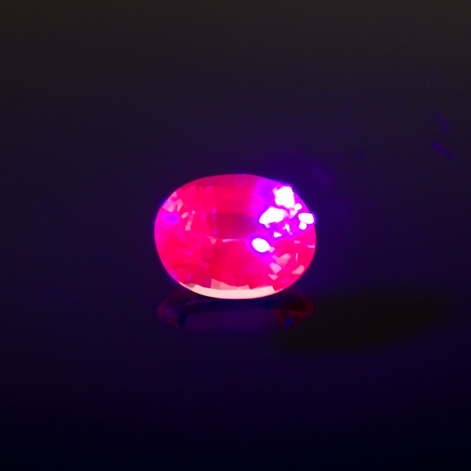 ネオンピンクサファイア スリランカ産 0.31ct[230421531]4.3x3.4mm前後