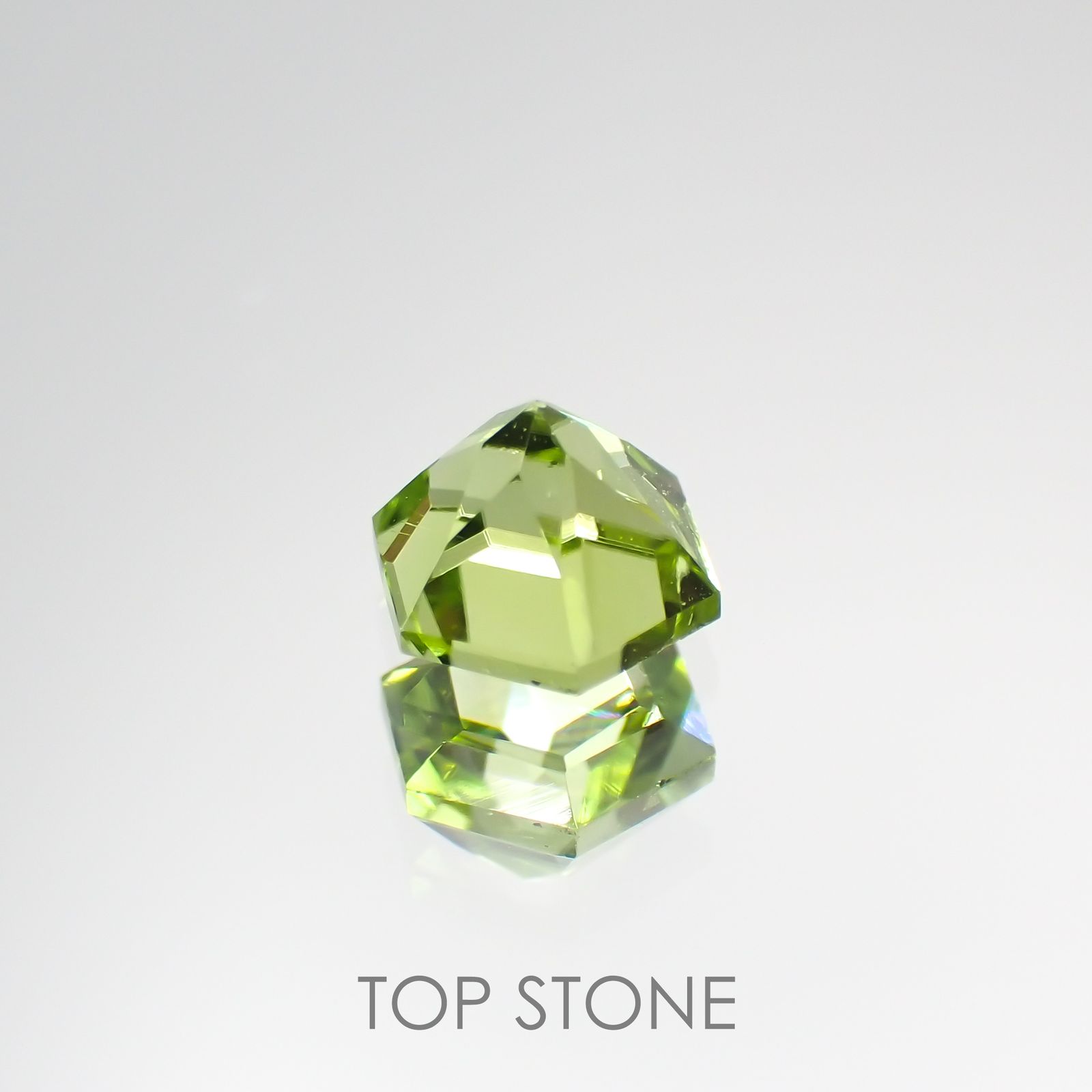 ◇ヘキサゴンカット◇ペリドット(宝石名ペリドット) パキスタン産 0.69ct 識別済[210813098]4.9×4.8mm前後