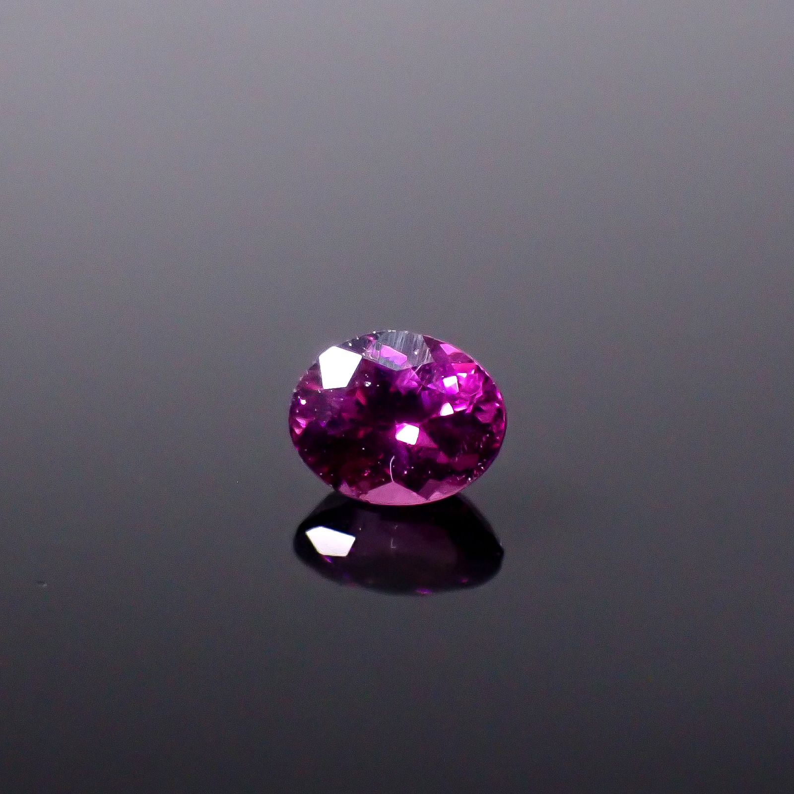 グレープガーネット(宝石名ガーネット)ブラジル産 識別済 0.55ct / 5.3x4.2mm前後 [250931145]