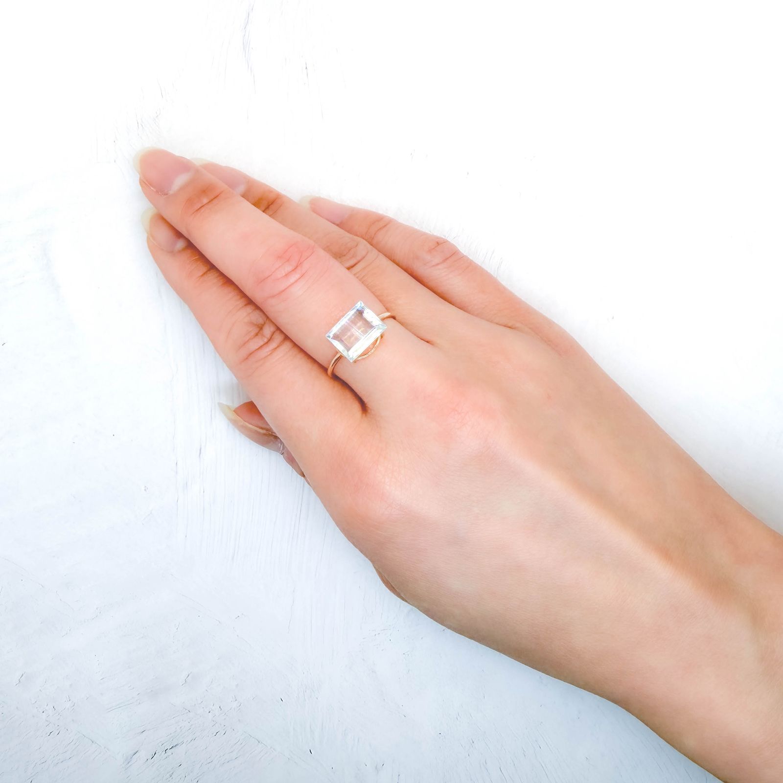 マラウイムーンストーン マラウイ共和国産 3.30ct / 10x7.8mm前後 [260331824]