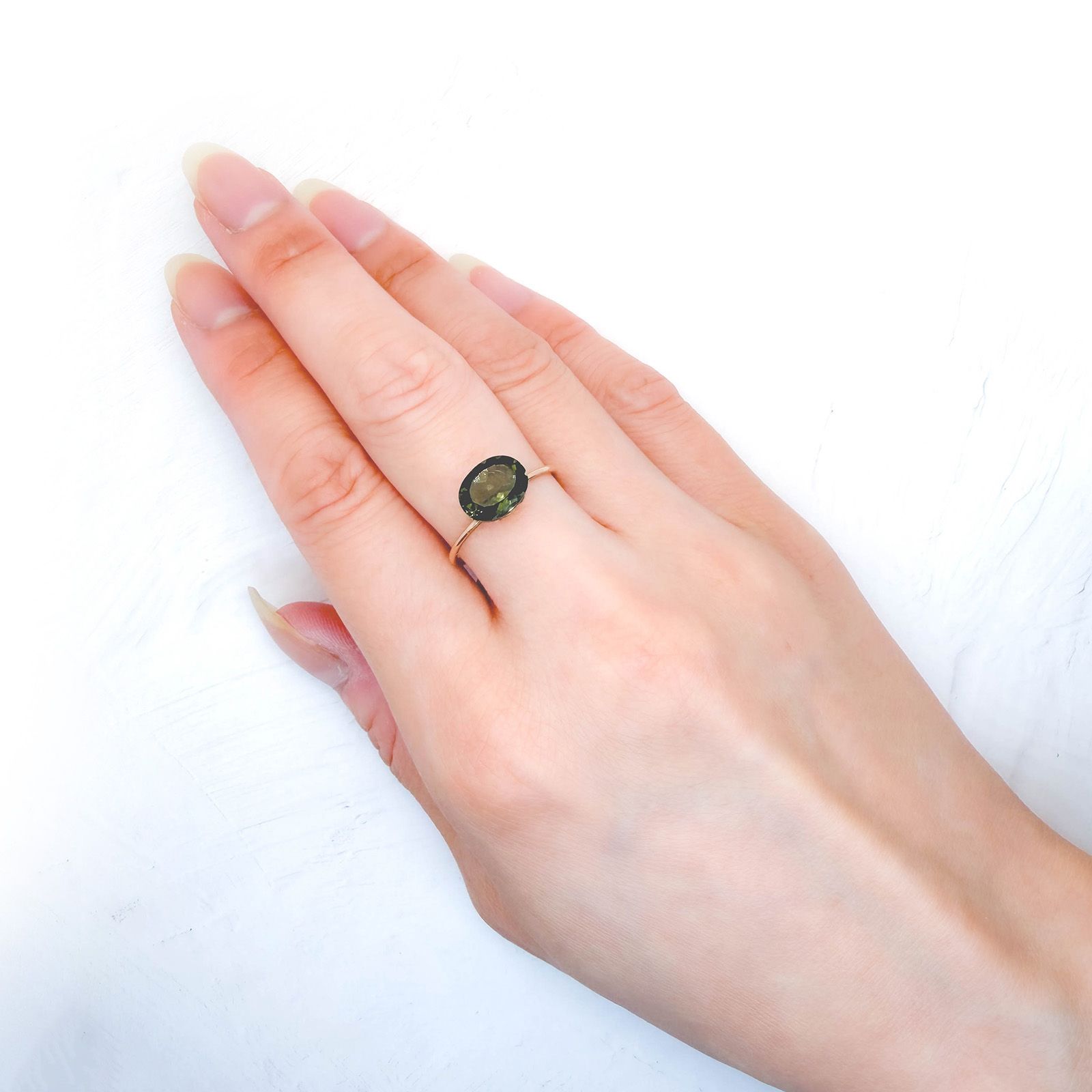 モルダバイト 発見地：旧チェコスロバキア 1.72ct / 9x7.1mm前後 [260832688]