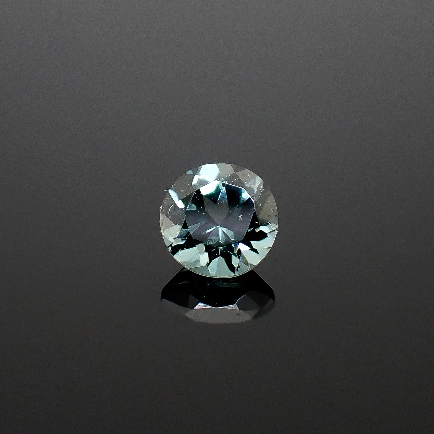 ブルーイッシュグレースピネル タンザニア産 0.41ct / 4.4x4.4mm前後 [260632521]