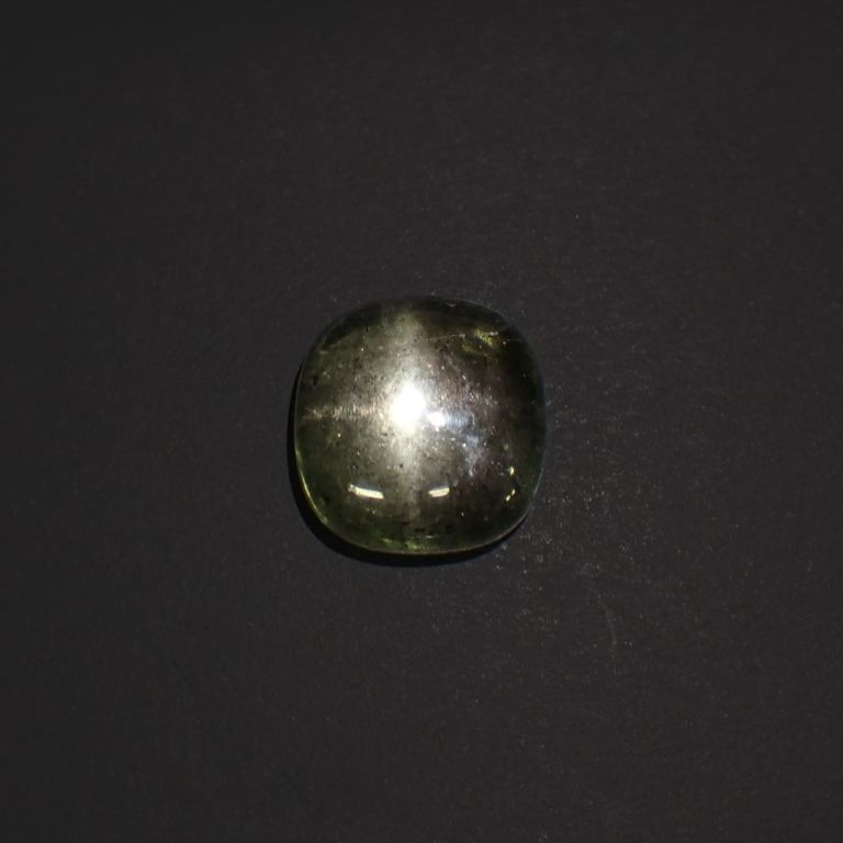 スターペリドット(宝石名スター・ペリドット)ミャンマー産 4.245ct ソ付(彩珠)[221119064]9.9x9.6mm前後