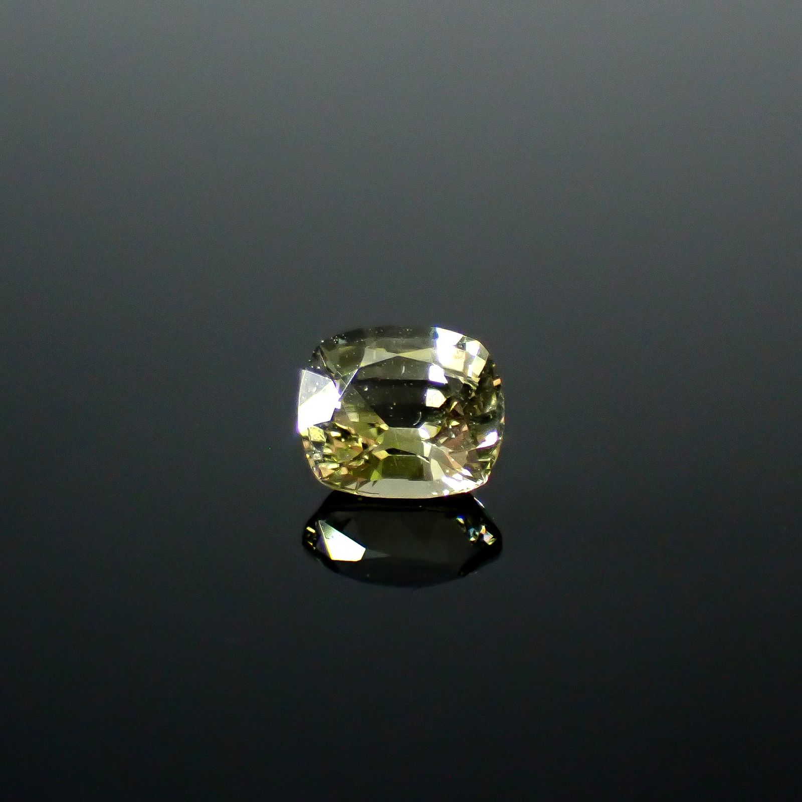 コーネルピン スリランカ産 1.08ct / 6.6x5.7mm前後 [251031238]