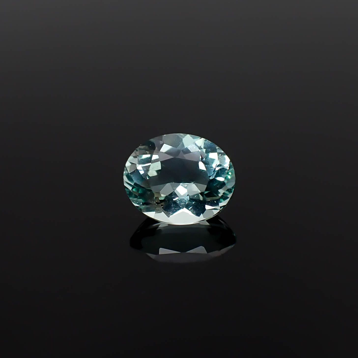 フローライト フルオレッセンス ジンバブエ産 1.19ct [250630515]7.2x5.9mm前後