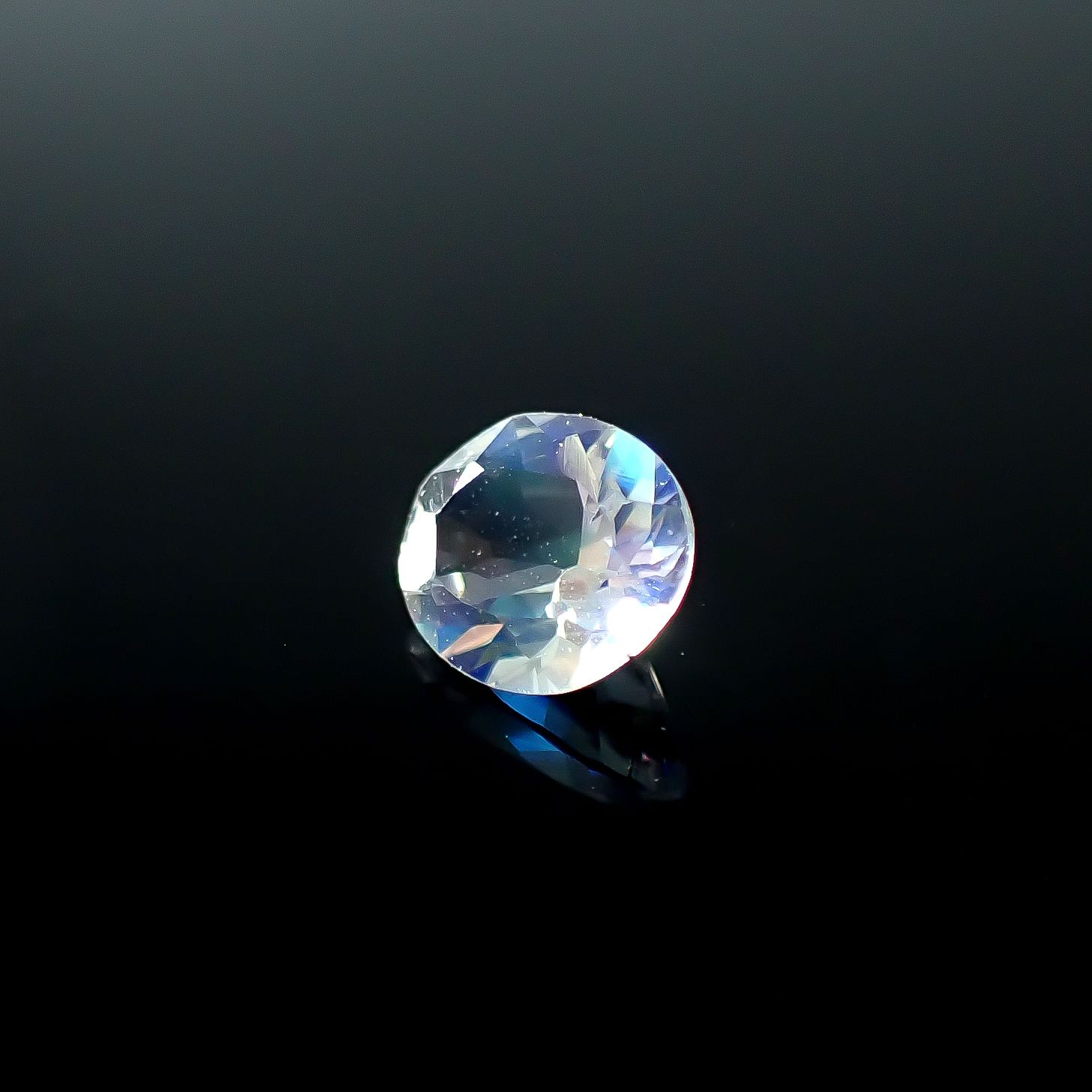 レインボームーンストーン タンザニア産 0.42ct [250730918]5.8x4.9mm前後