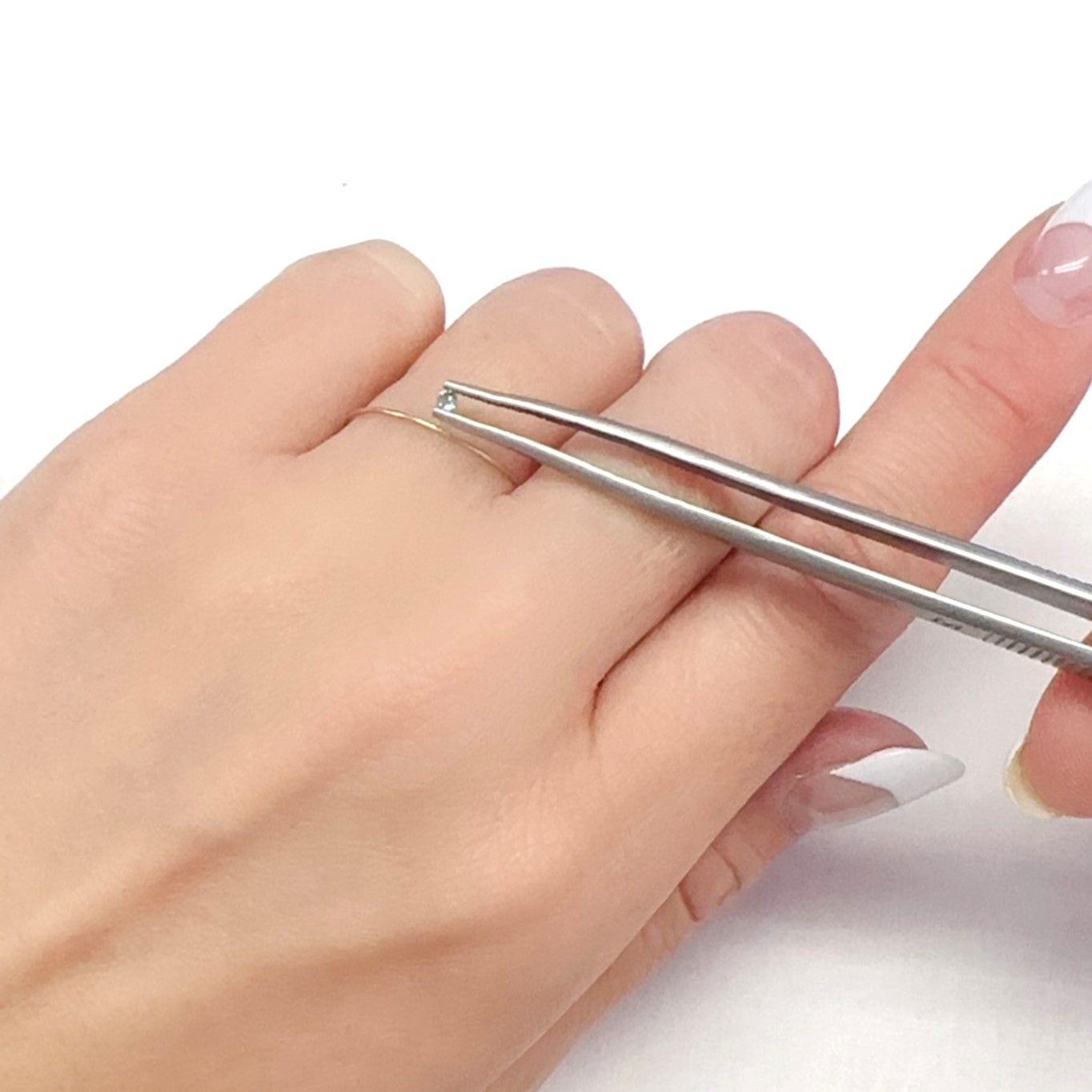 パライバトルマリン(宝石名トルマリン/別名パライバ・トルマリン)ブラジル・パライバ州バターリャ鉱山産 0.028ct 識別済[240125580]2x1.9mm前後