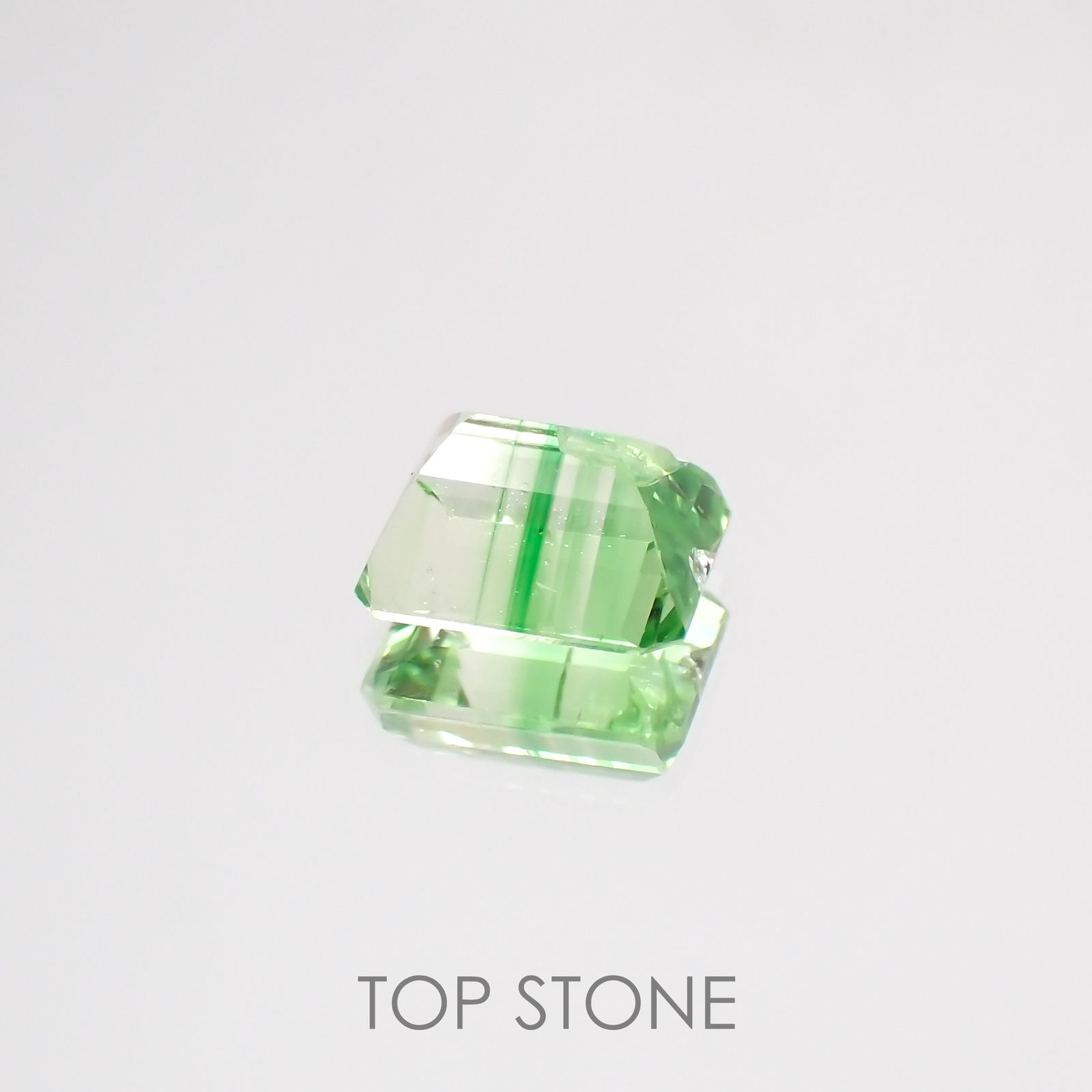 バイカラーツァボライト タンザニア産 ルース 0.85ct[210610924]5.7×4.6mm前後