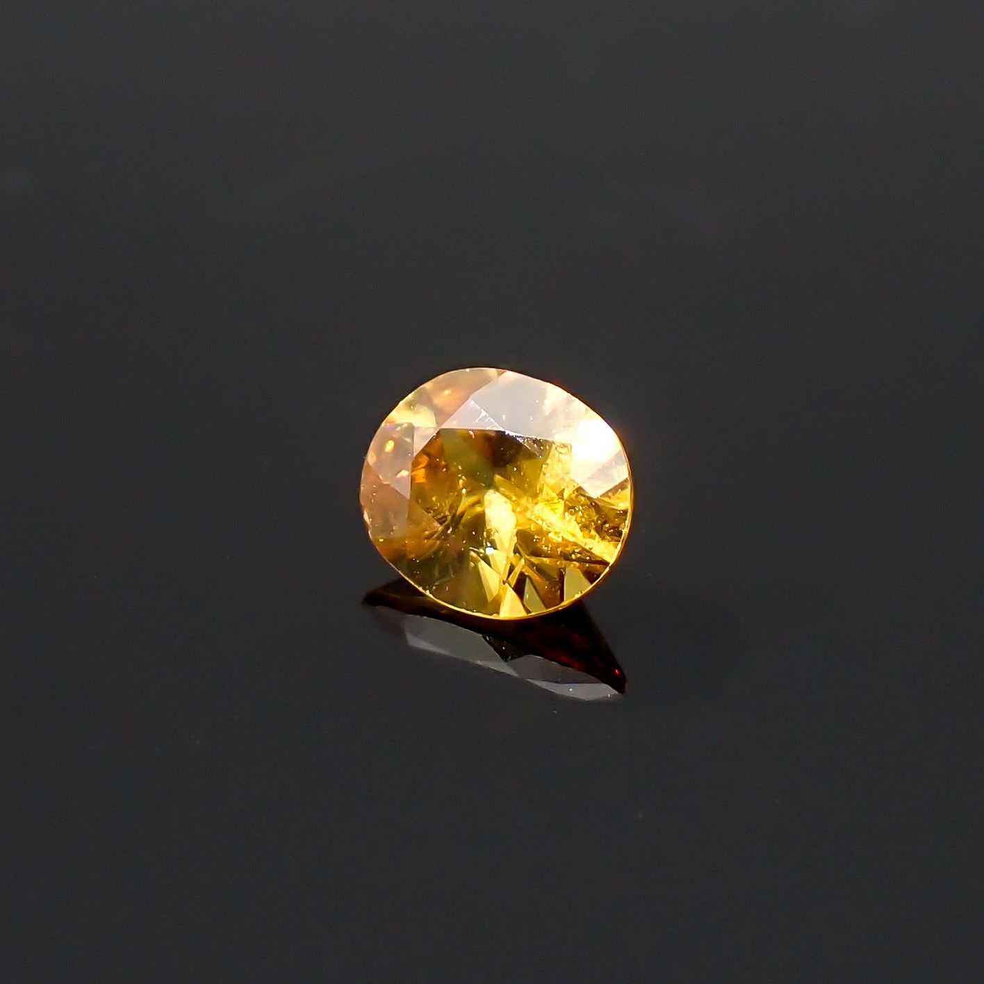 ゴールデンスフェーン マダガスカル産 0.41ct / 5.3x4.4mm前後 [260632360]