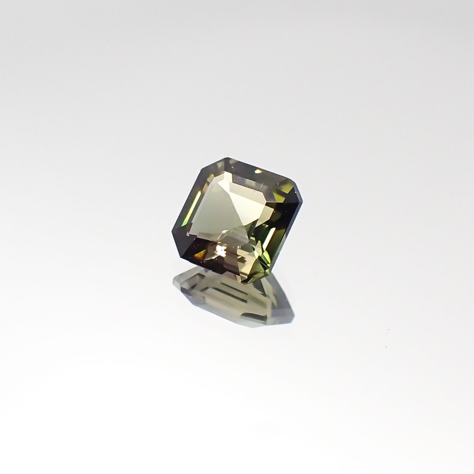 オリーブグリーントルマリン(宝石名トルマリン)ブラジル産 0.93ct 識別済[231023952]5.9x5.8mm前後