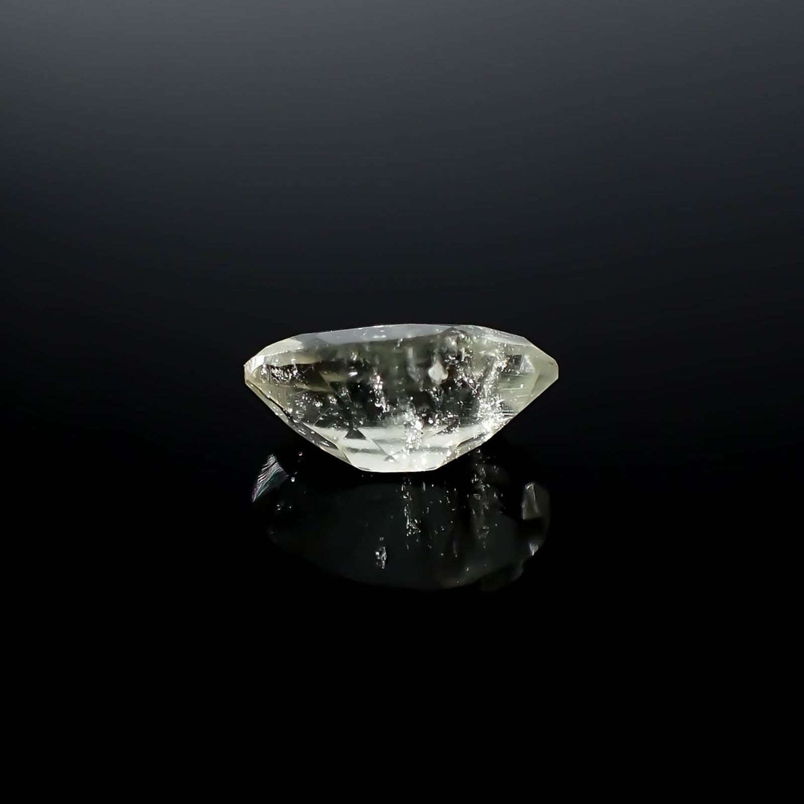 リビアングラス 発見地：エジプト・リビア砂漠 1.64ct / 10.5x7.2mm前後 [251131309]