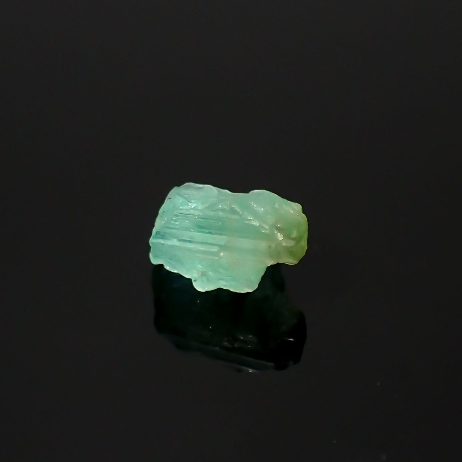 パライバトルマリン 原石 ブラジル・パライバ州バターリャ鉱山産 0.83ct [220515993]6.8x5.3mm前後