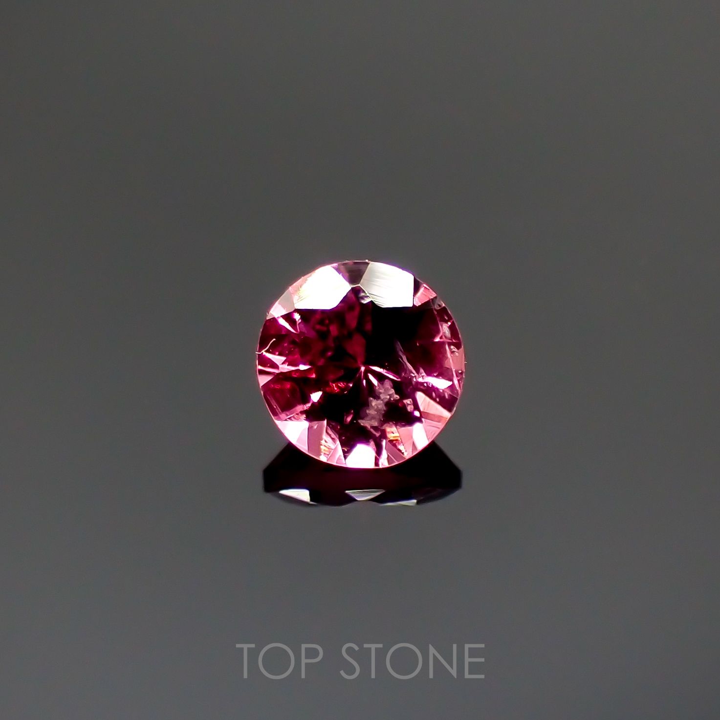 ホットピンクスピネル タンザニア産 ルース 0.35ct[210812587]4.2×4.2mm前後